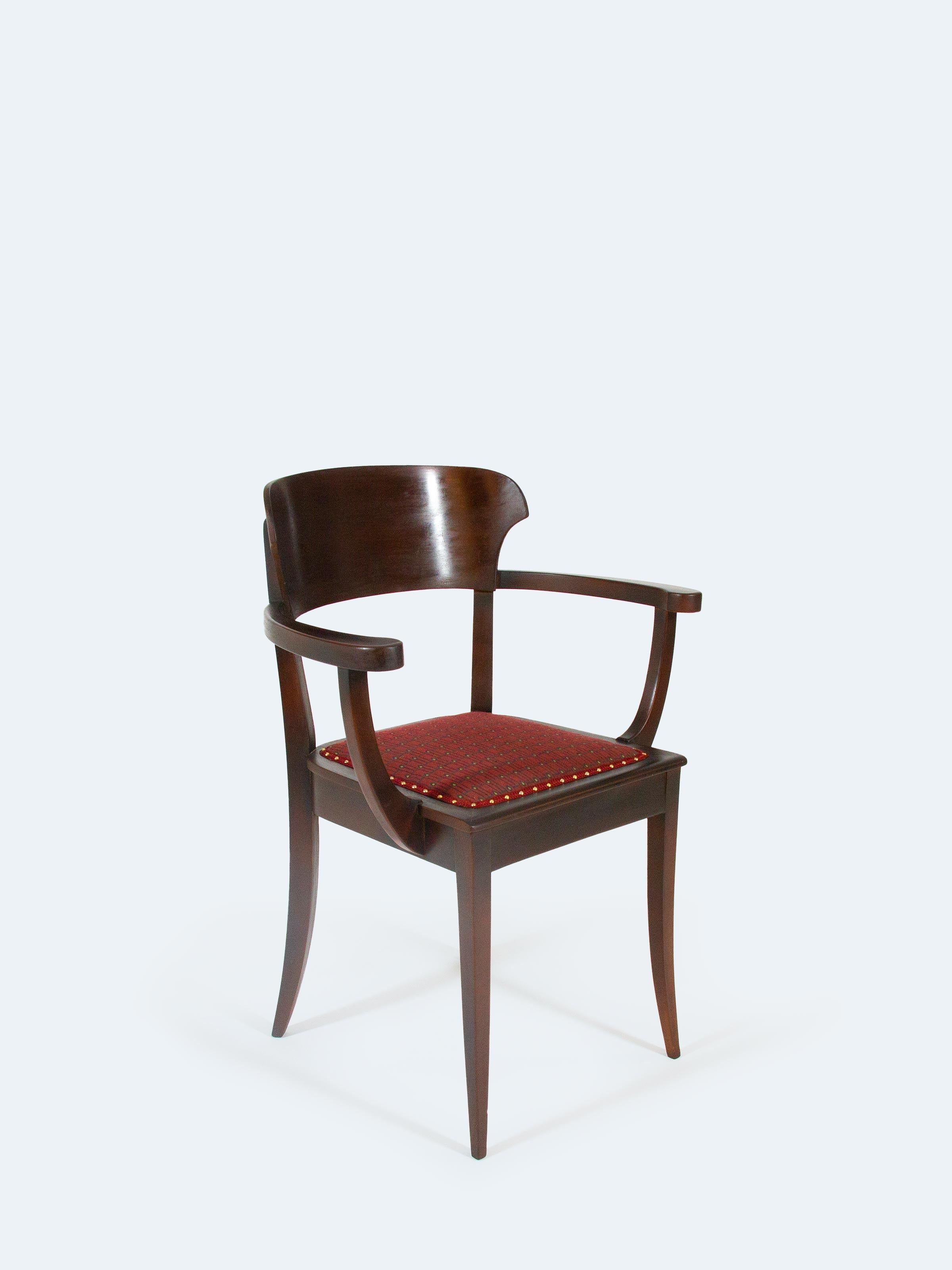 Questa straordinaria coppia di poltrone, progettata dal famoso architetto e designer tedesco Richard Riemerschmid, incarna lo spirito e l'innovazione del movimento Art Nouveau. Parte del programma di mobili per macchine di Riemerschmid per i