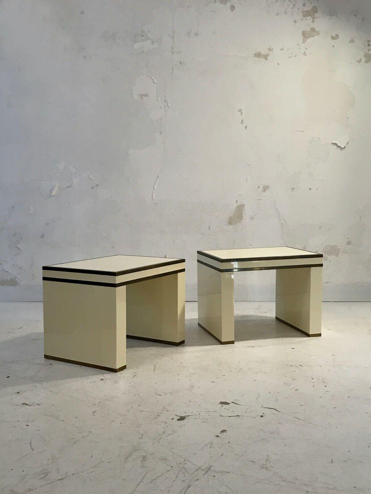 A Pair Of ART-DECO MODERNIST Lacquered NIGHT STANDS by MAISON JANSEN France 1970 In Good Condition For Sale In PARIS, FR