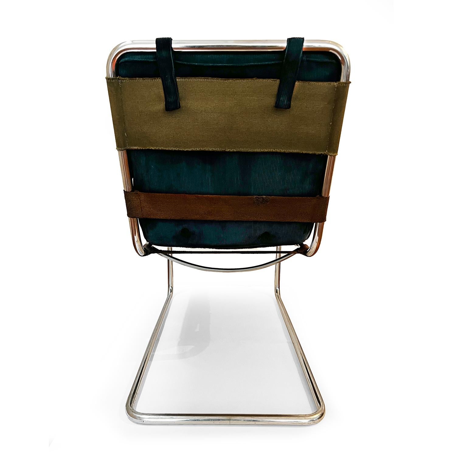 A set of 2 original Gispen 411 armchairs. In Good Condition For Sale In Amsterdam, Noord Holland
