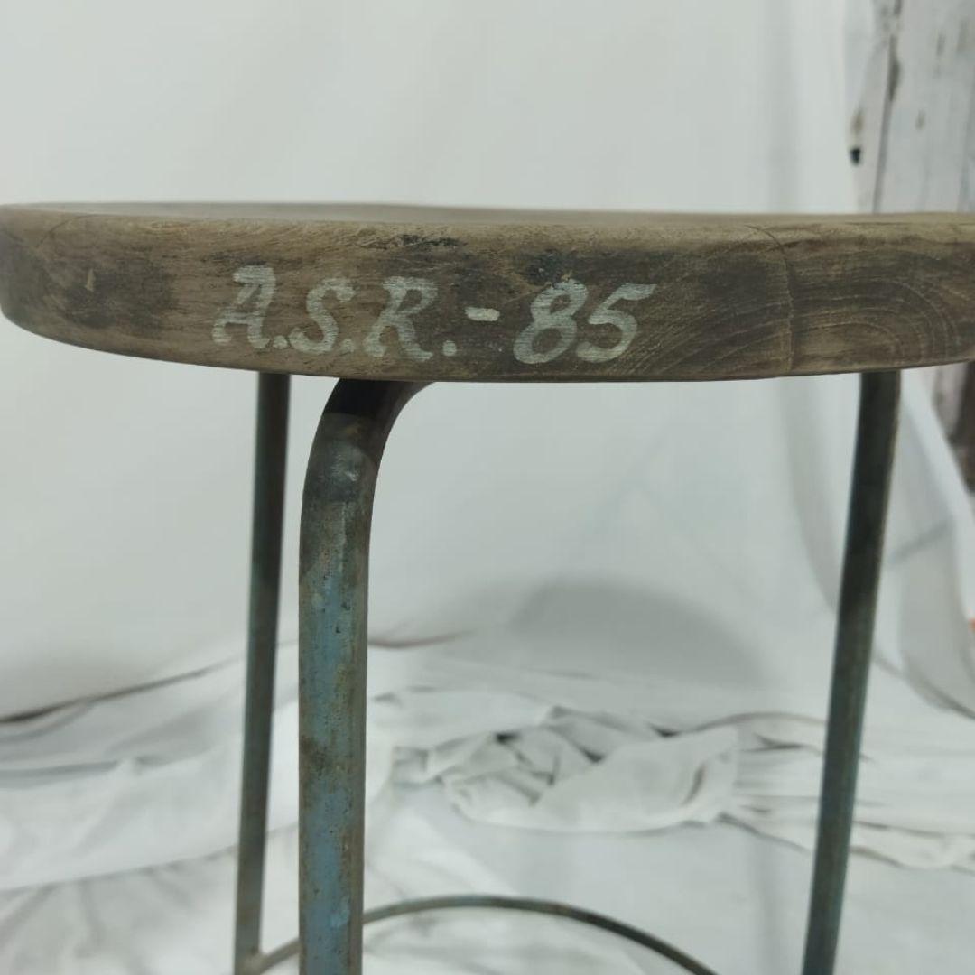 Der von Pierre Jeanneret entworfene Hocker aus Teakholz und Eisen, der vor allem in der naturwissenschaftlichen Abteilung der Punjab-Universität zum Einsatz kommt, ist ein Zeugnis des utilitaristischen und industriellen Designs.  

Die Hocker haben