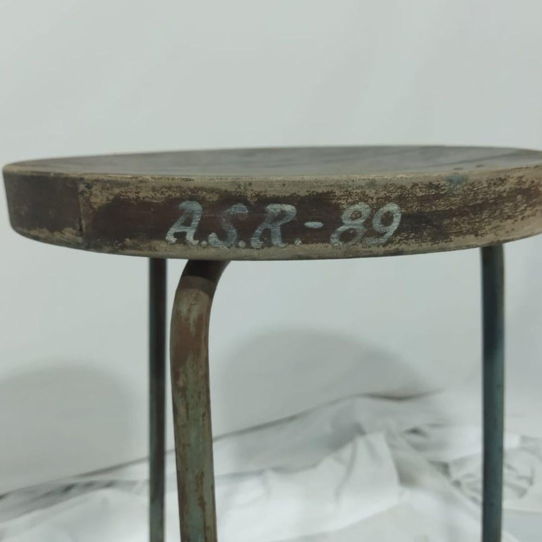 2er-Set Pierre Jeanneret PJ-SI-57-A Hocker, Chandigarh, 1960er Jahre im Zustand „Gut“ im Angebot in Amsterdam, NL