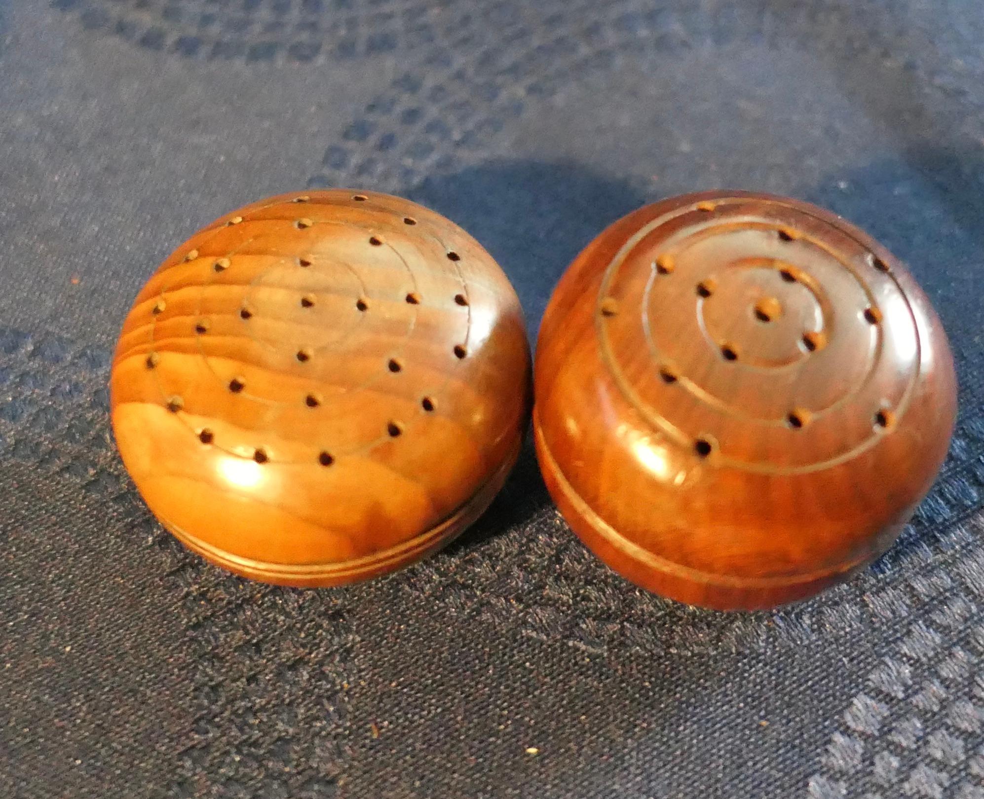 Georgian A Set of 2 Treen Pomanders in Yew Wood For Sale