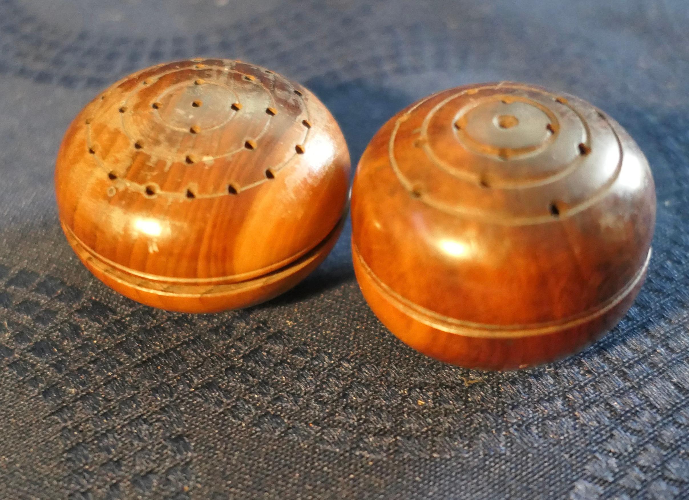 A Set of 2 Treen Pomanders in Yew Wood In Good Condition For Sale In Chillerton, Isle of Wight