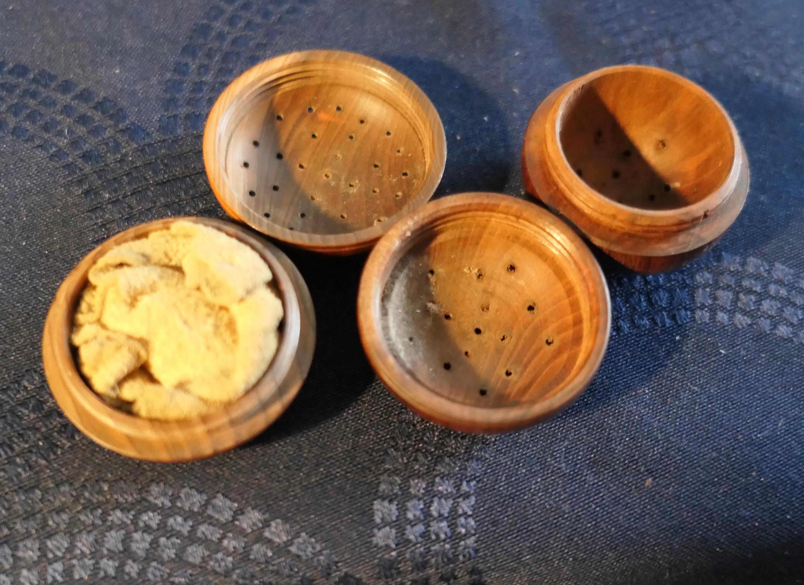 19th Century A Set of 2 Treen Pomanders in Yew Wood For Sale