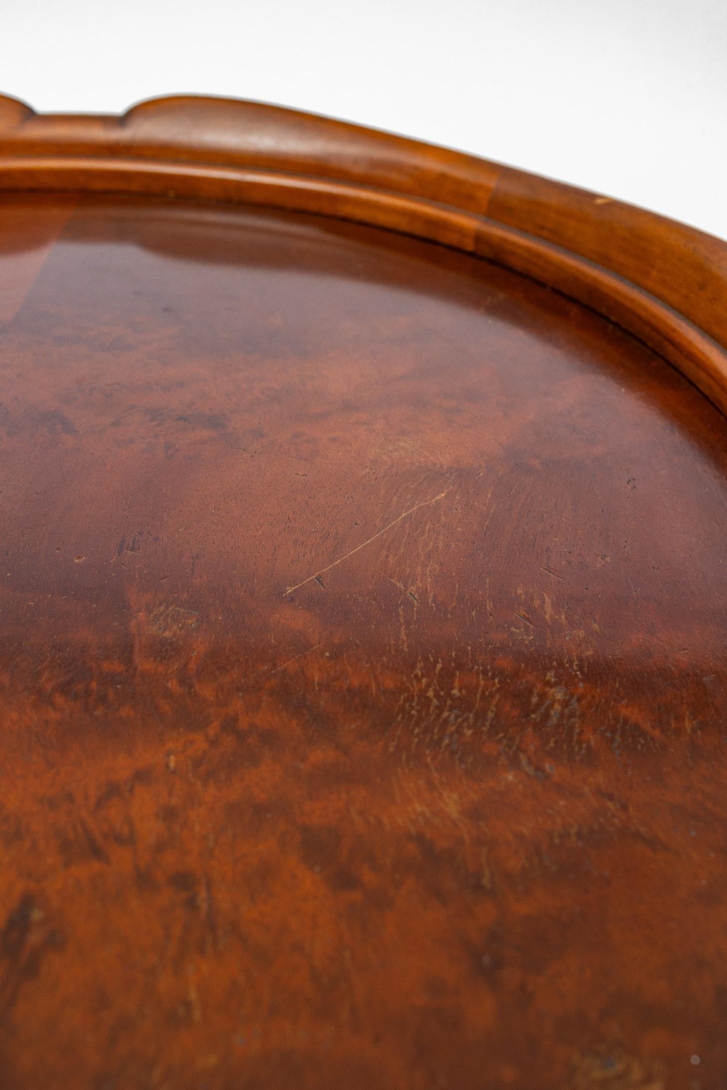 Ensemble de 2 tables de nuit néoclassiques en noyer (années 1940) en vente 2