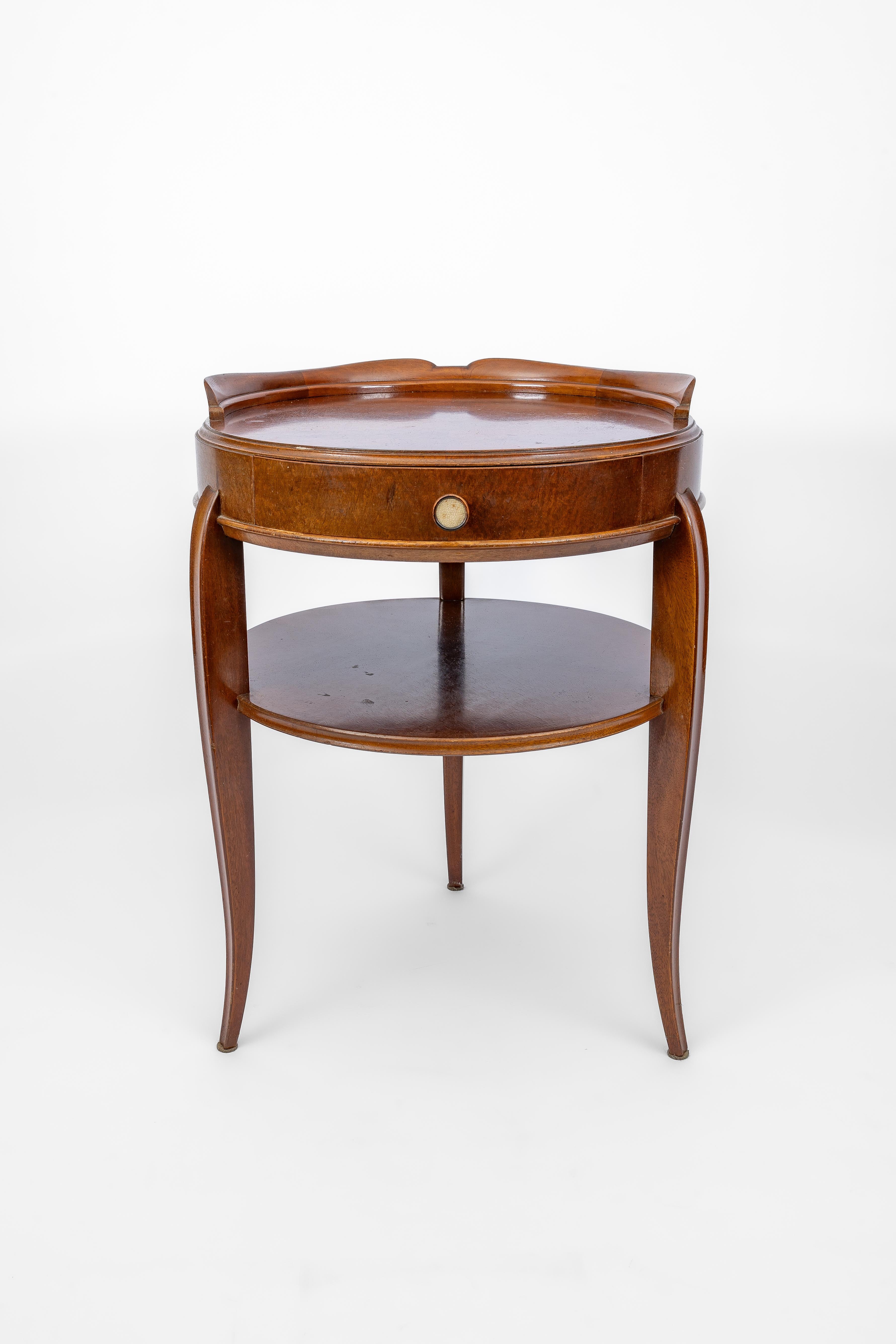 Un ensemble de 2 tables de nuit.

Néo-classique, années 1940.

Fabriqué en noyer.
Les pieds et le bord supérieur sont en bois massif. 
Le plateau rond et la bordure sont en placage.
Marqué et estampillé sur le fond :
Goossens Bruxelles.

Superbe
