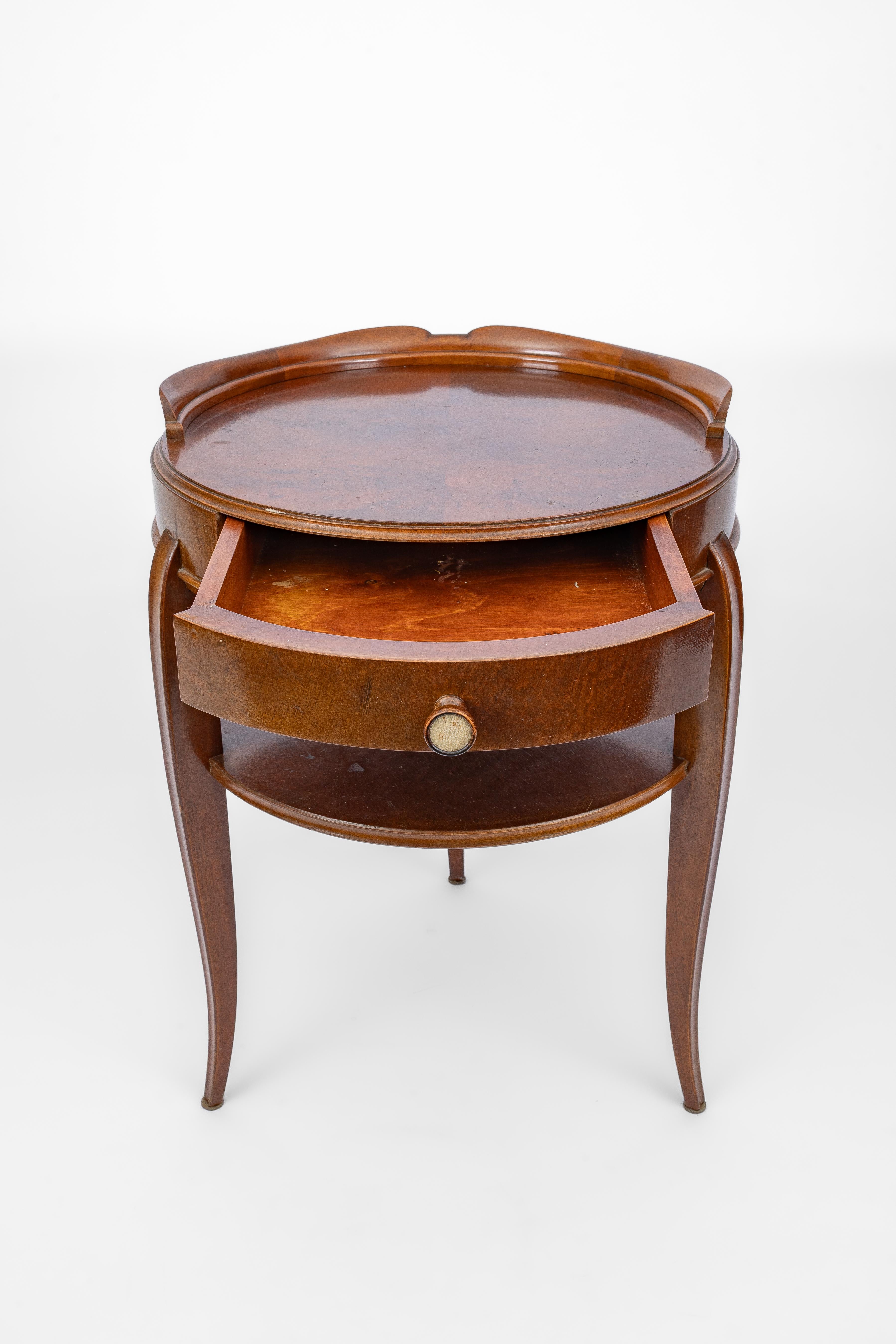 Néoclassique Ensemble de 2 tables de nuit néoclassiques en noyer (années 1940) en vente