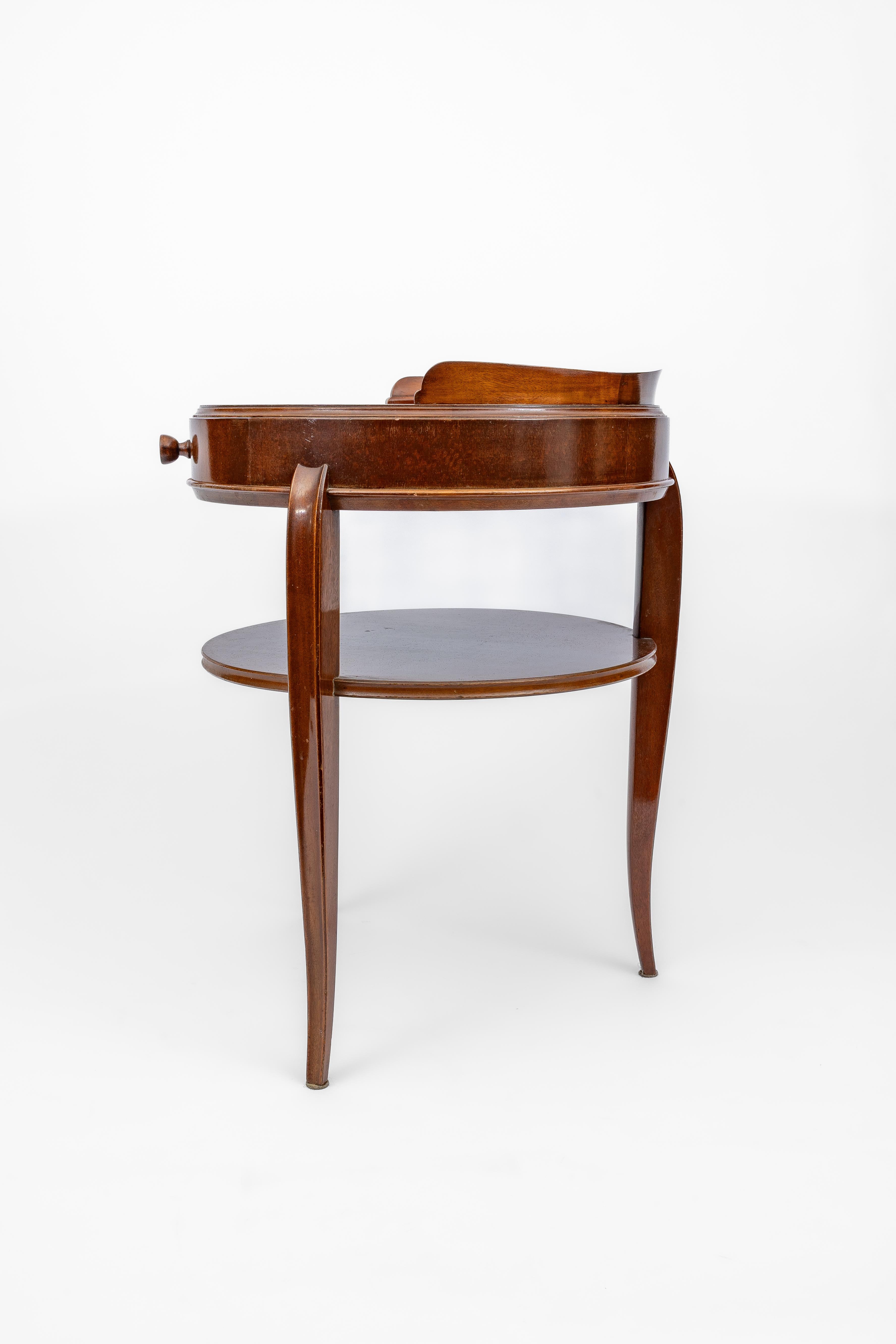 Fait main Ensemble de 2 tables de nuit néoclassiques en noyer (années 1940) en vente