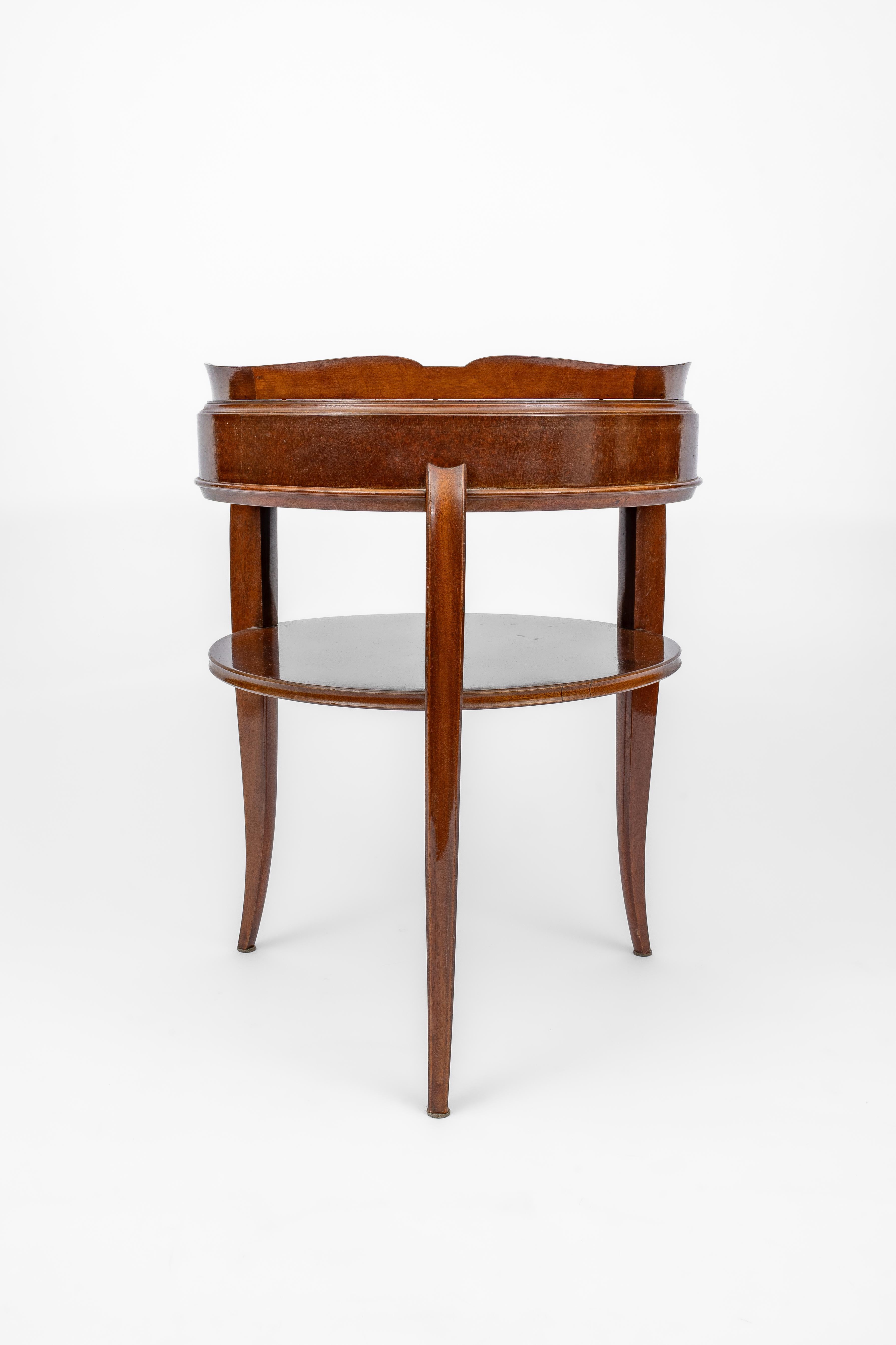 Ensemble de 2 tables de nuit néoclassiques en noyer (années 1940) État moyen - En vente à Zemst, BE