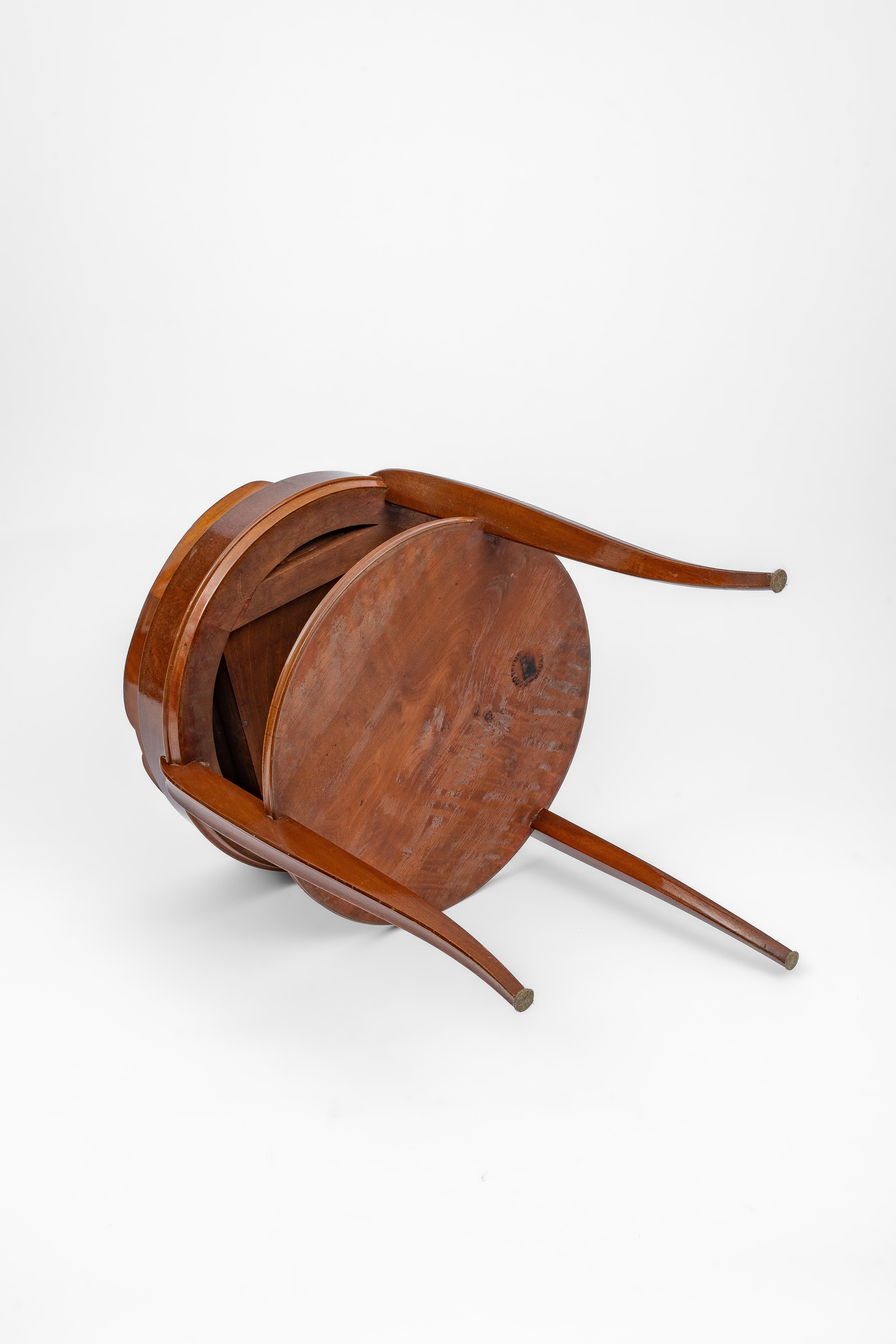 20ième siècle Ensemble de 2 tables de nuit néoclassiques en noyer (années 1940) en vente