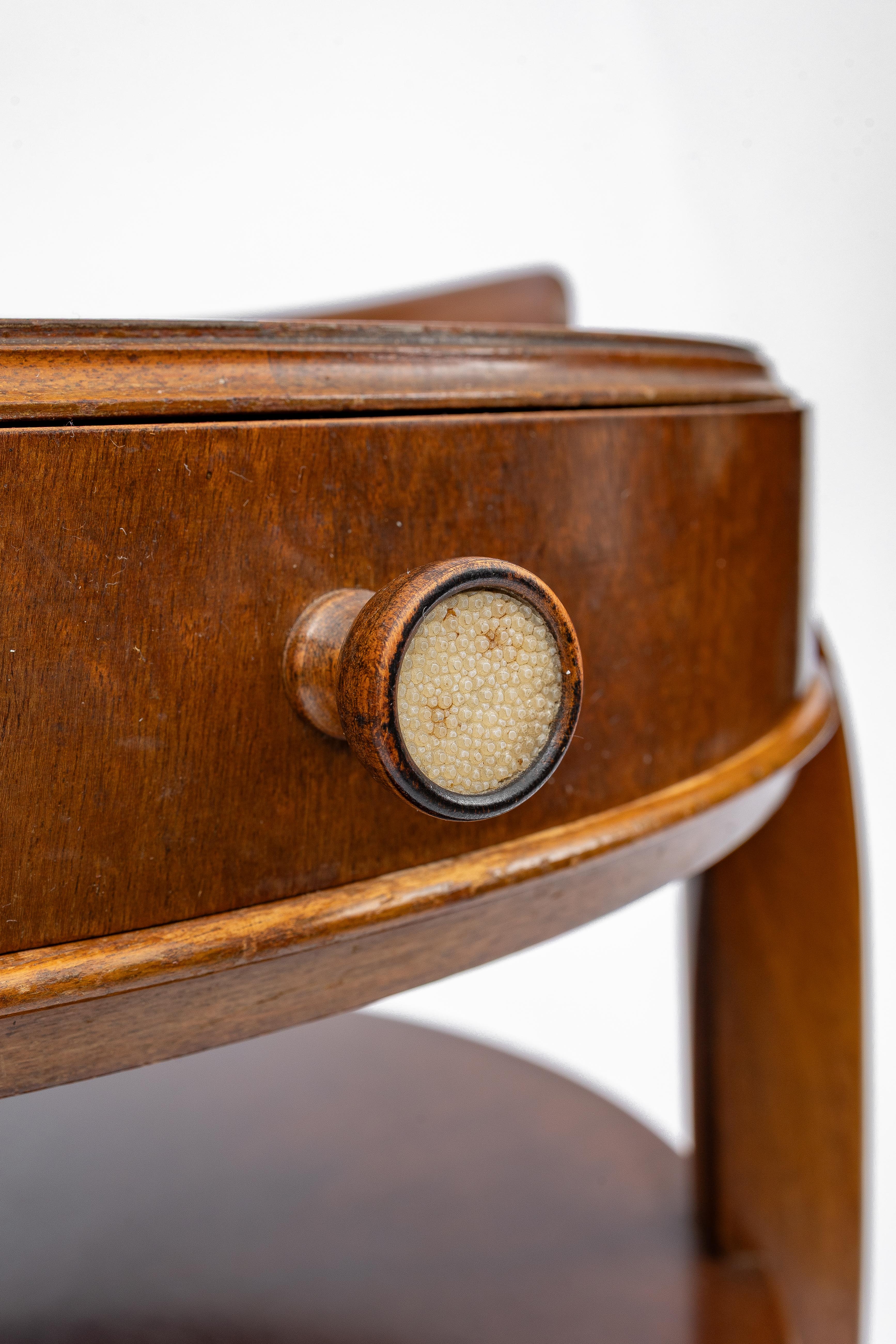 Noyer Ensemble de 2 tables de nuit néoclassiques en noyer (années 1940) en vente