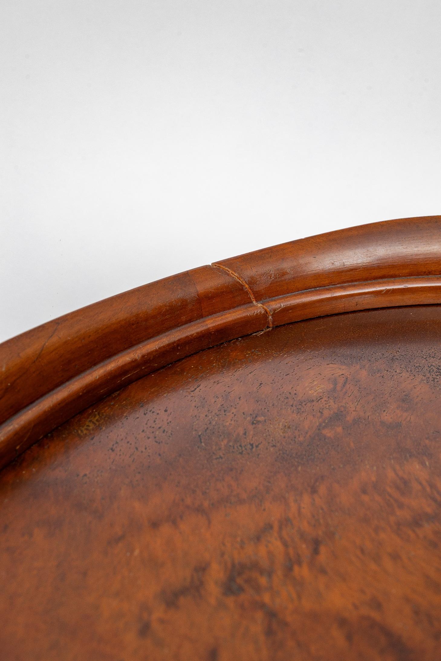 Ensemble de 2 tables de nuit néoclassiques en noyer (années 1940) en vente 1