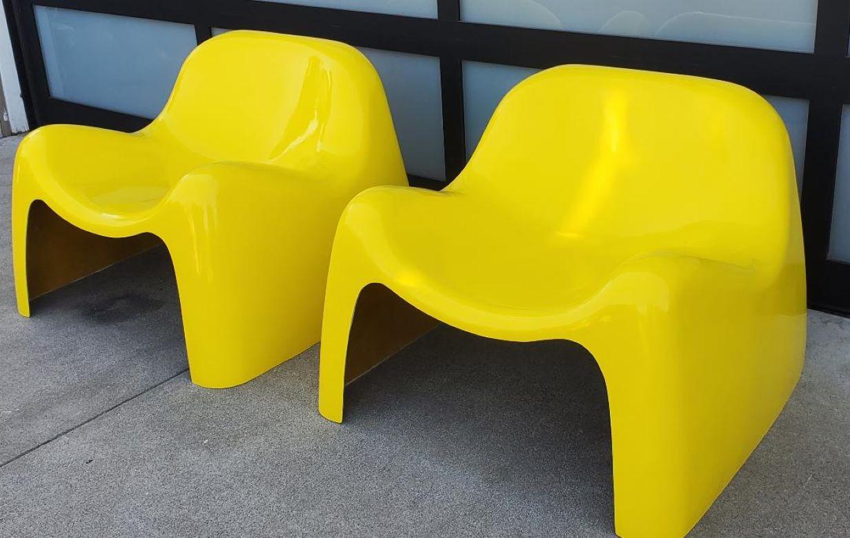 A Set Of 2 Yellow Fiberglass Toga Lounge Chairs Mid Century Modern Seating In Good Condition For Sale In Monrovia, CA