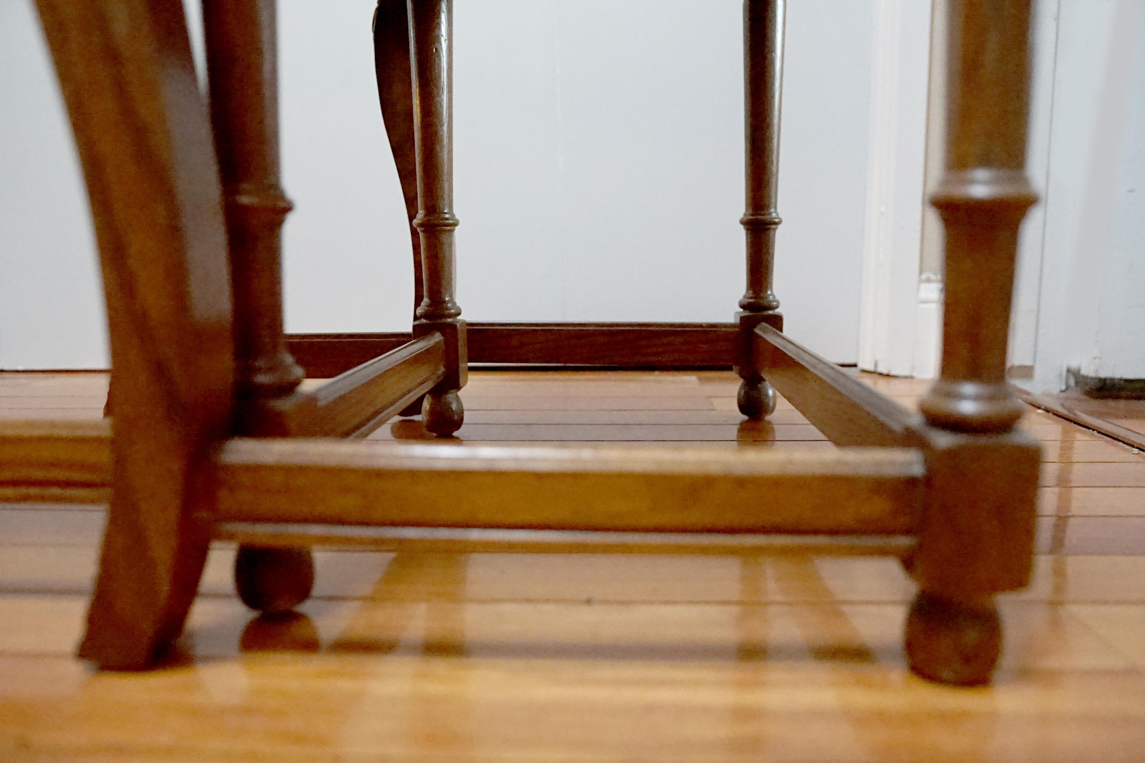 Oak A set of 20th Century Nesting Tables For Sale