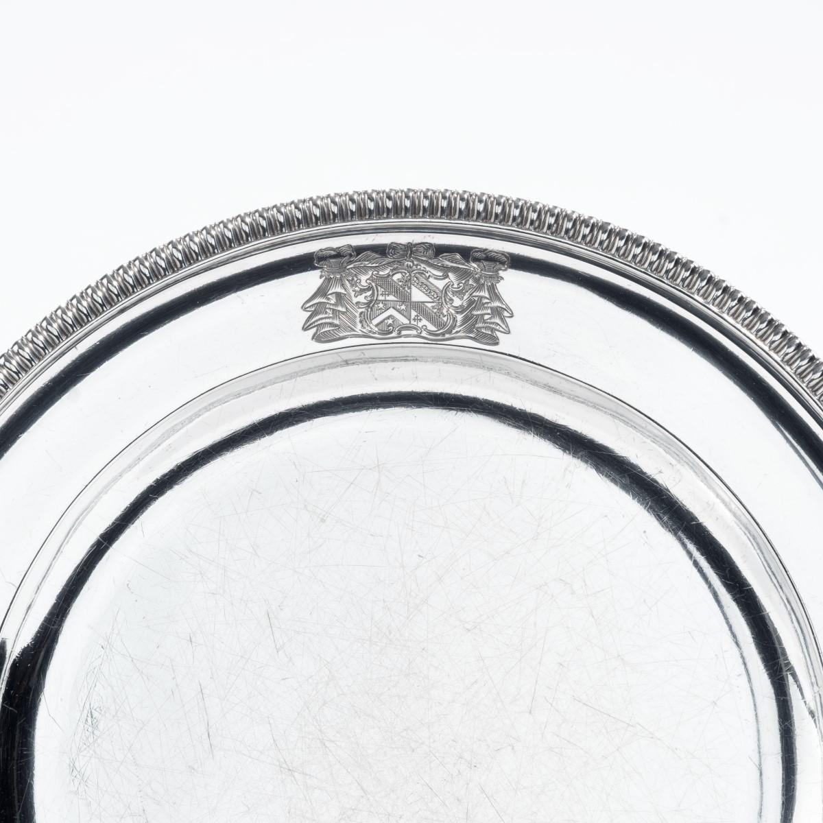 Ensemble de 24 assiettes plates en argent George III de Naphtali Hart, 1801 Bon état - En vente à Lymington, Hampshire