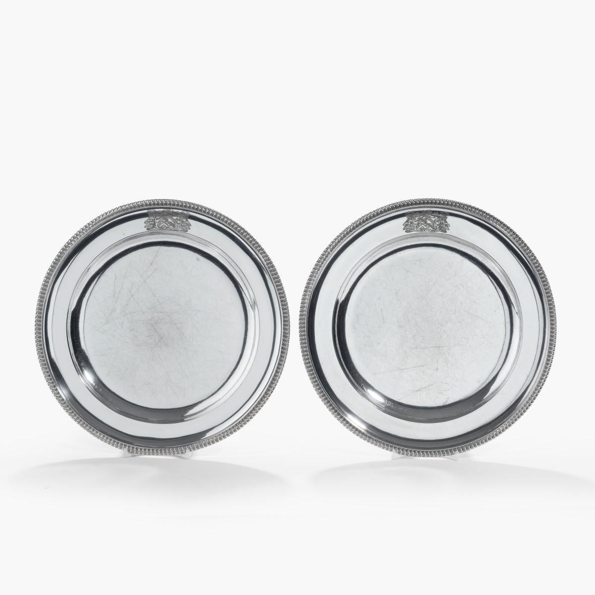 Argent Ensemble de 24 assiettes plates en argent George III de Naphtali Hart, 1801 en vente