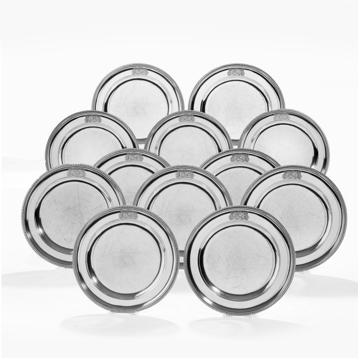 Ensemble de 24 assiettes plates en argent George III de Naphtali Hart, 1801 en vente 1
