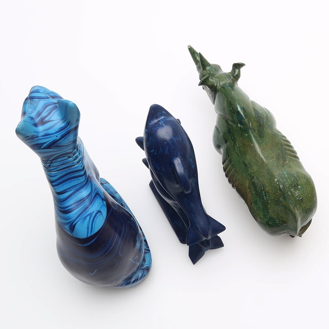 Conjunto De 3 Figuras Antiguas De Piedra Decorativas De Gato Rinoceronte Delfín Art Decó en venta