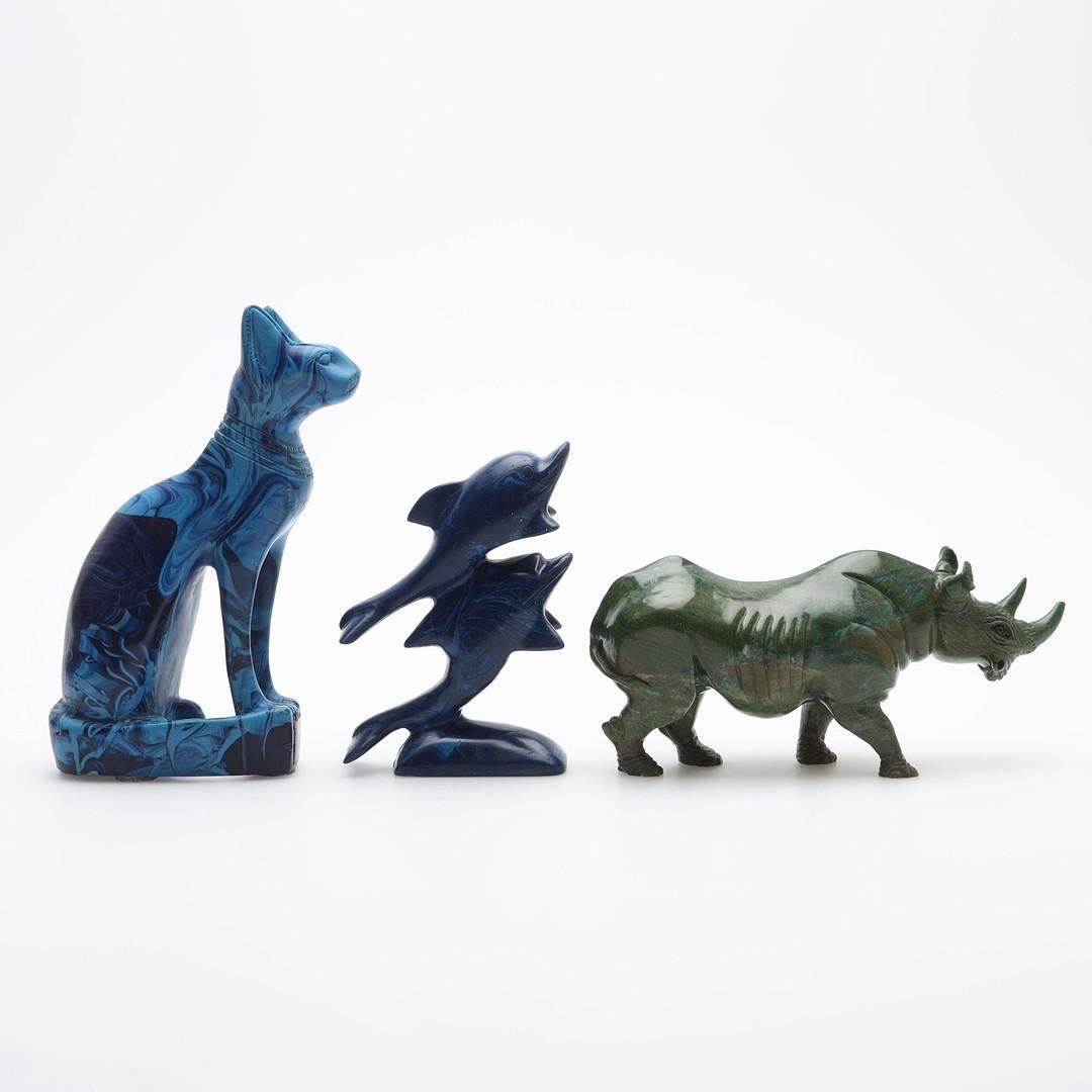 Conjunto De 3 Figuras Antiguas De Piedra Decorativas De Gato Rinoceronte Delfín en Excelente estado para la venta en Wembley, GB