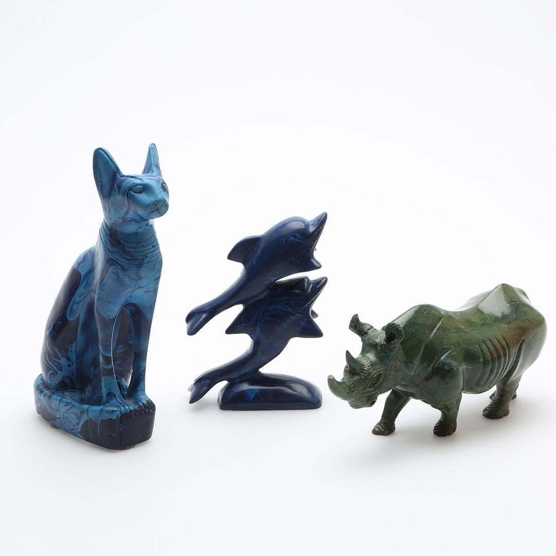 Conjunto De 3 Figuras Antiguas De Piedra Decorativas De Gato Rinoceronte Delfín mediados del siglo XX en venta