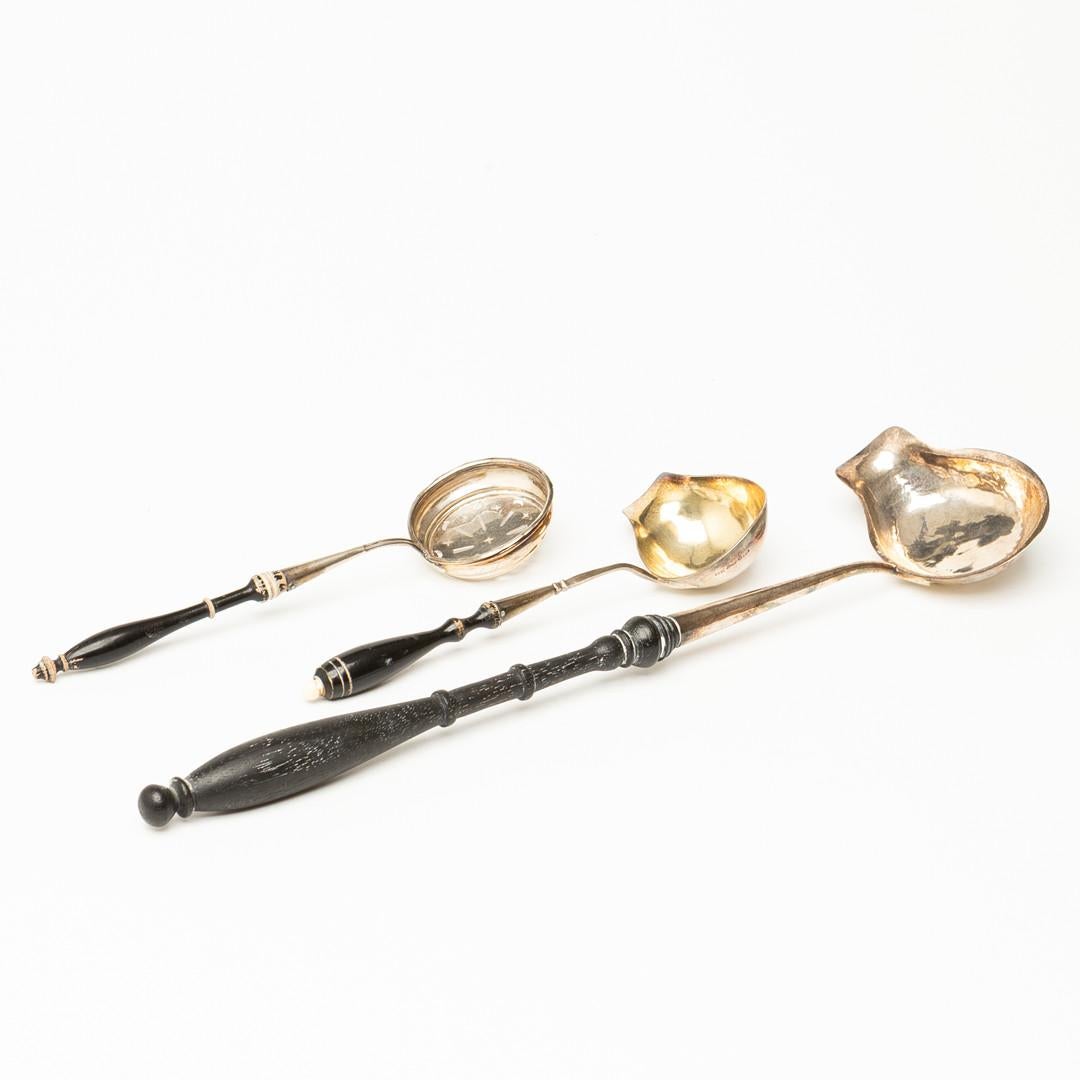 Ein schöner Satz vergoldeter, kräftiger, außergewöhnlicher, feiner und beeindruckender antiker edwardianischer englischer Sterlingsilber-Suppenschöpfer im Art-Déco-Stil ist eine Ergänzung zu unserer Silberbesteck-Sammlung.

Zuckerlöffel mit