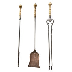 Ensemble de 3 outils de cheminée anglais du début de l'ère victorienne en acier et laiton