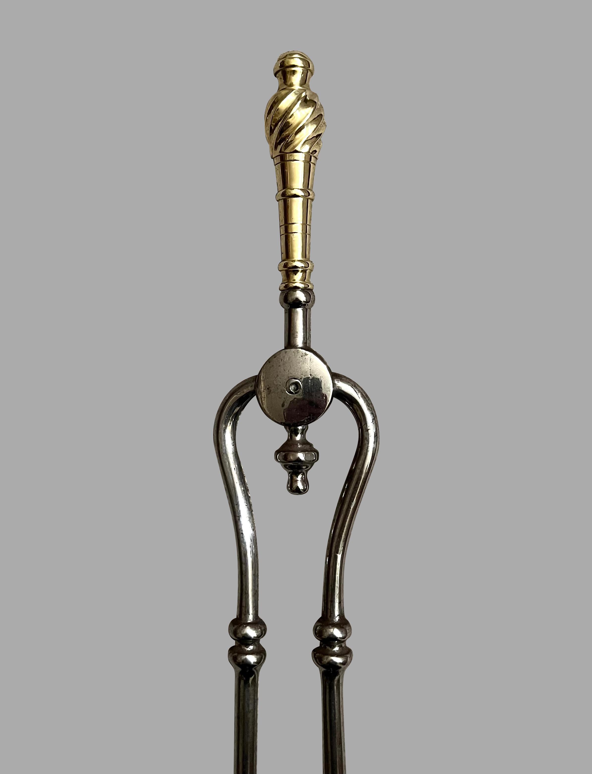 Inglese Un set di 3 attrezzi da fuoco in ottone e acciaio del periodo vittoriano inglese in vendita