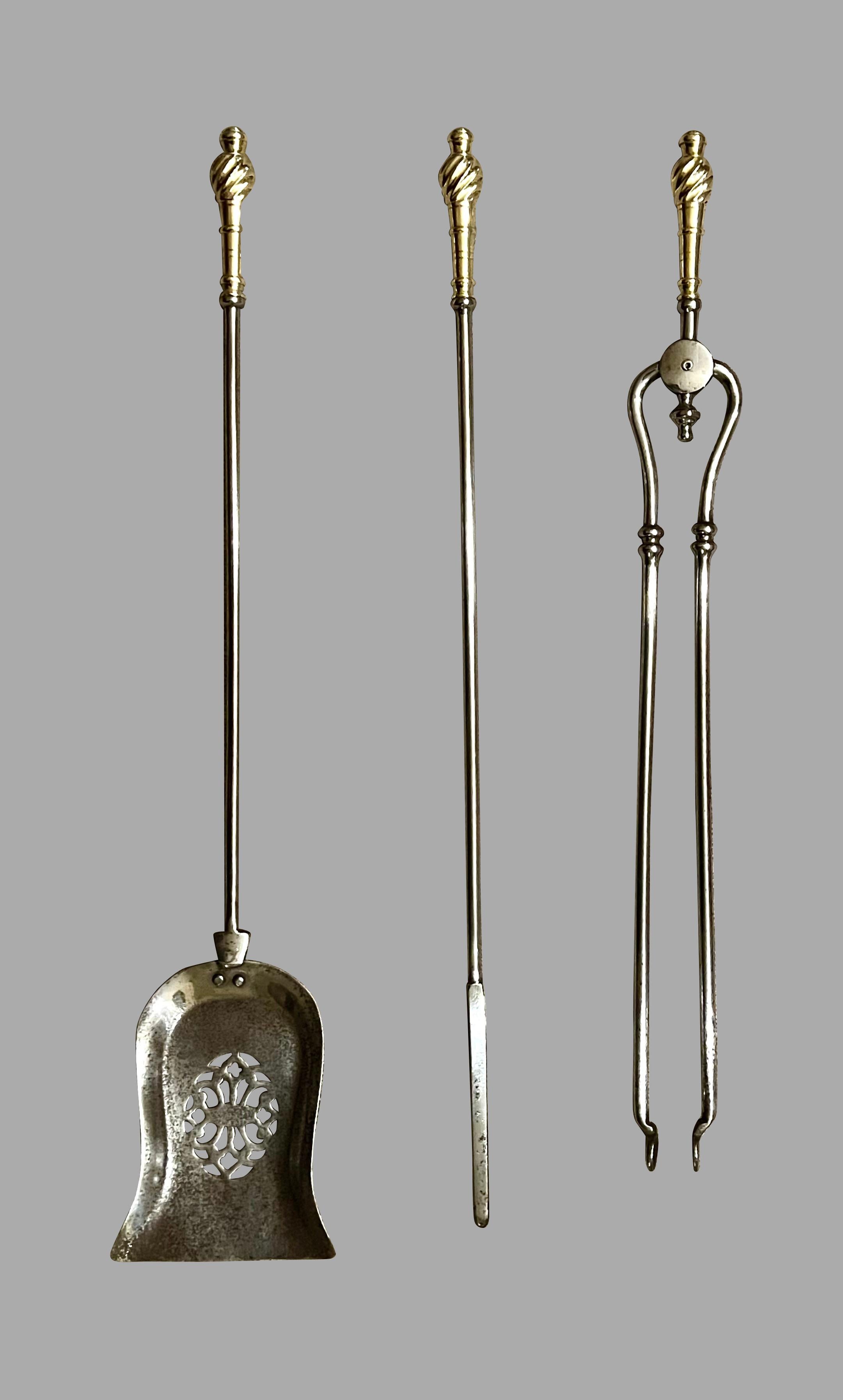 Vittoriano Un set di 3 attrezzi da fuoco in ottone e acciaio del periodo vittoriano inglese in vendita