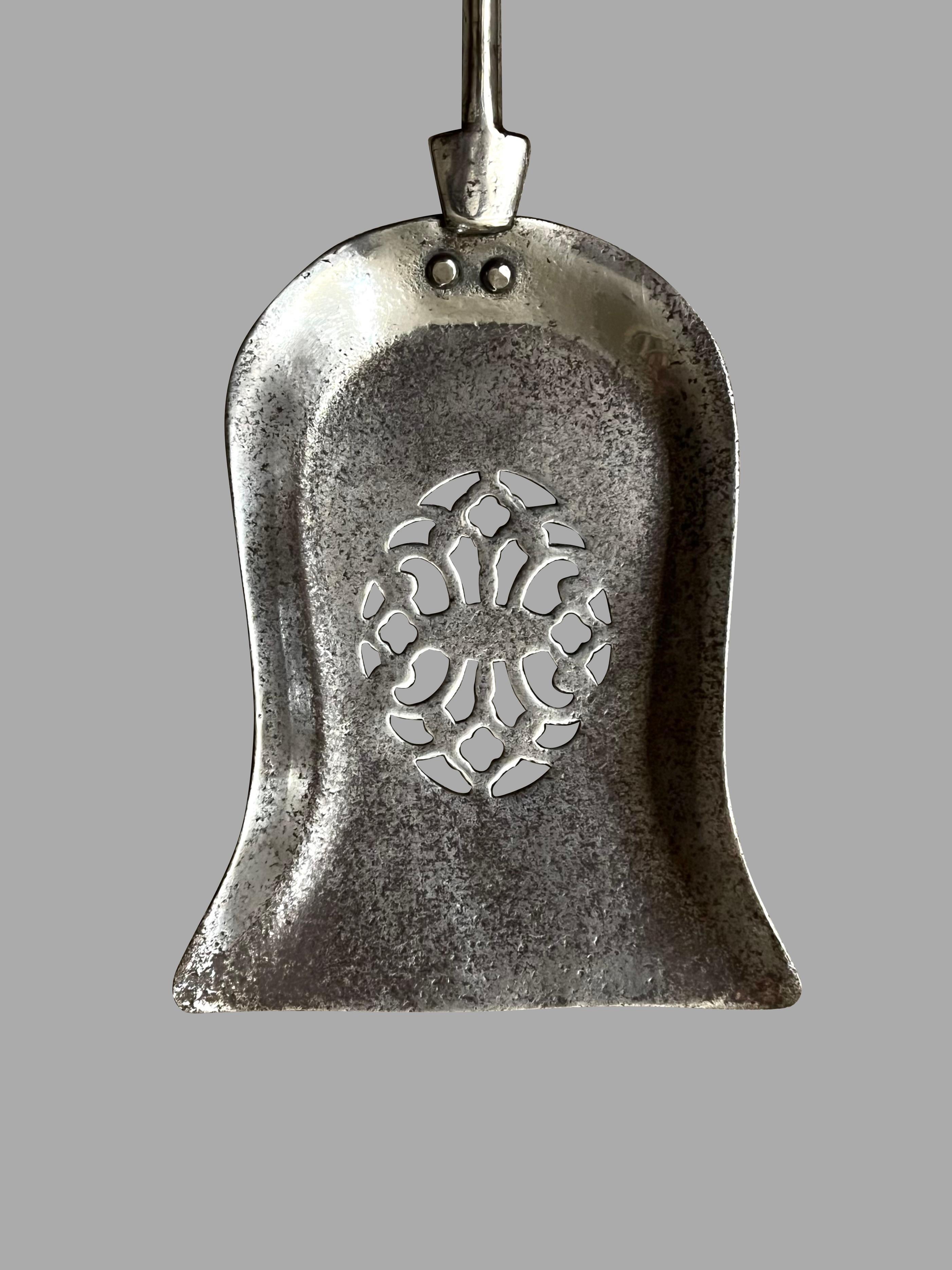 Un set di 3 attrezzi da fuoco in ottone e acciaio del periodo vittoriano inglese in vendita 1