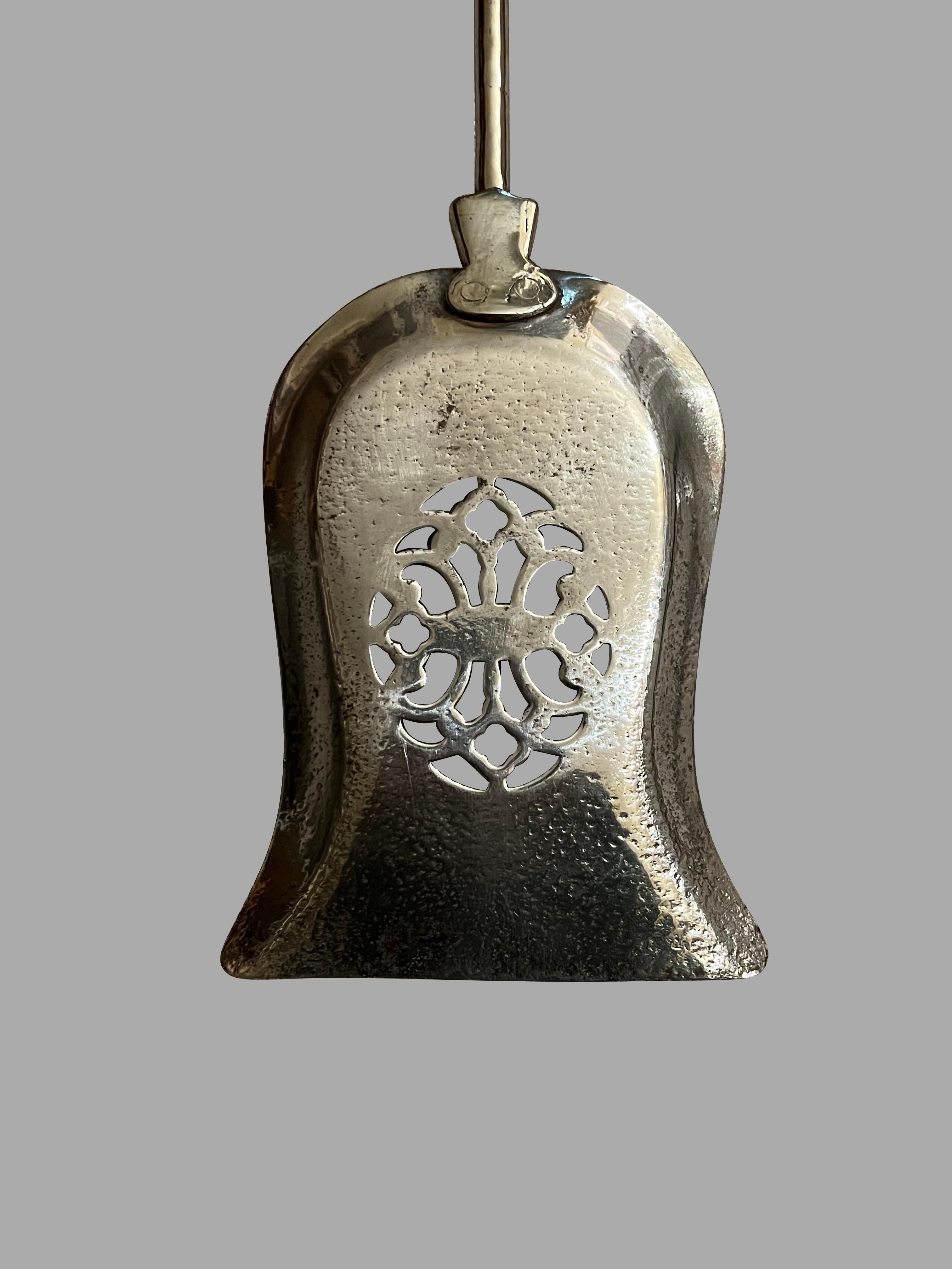 Ottone Un set di 3 attrezzi da fuoco in ottone e acciaio del periodo vittoriano inglese in vendita