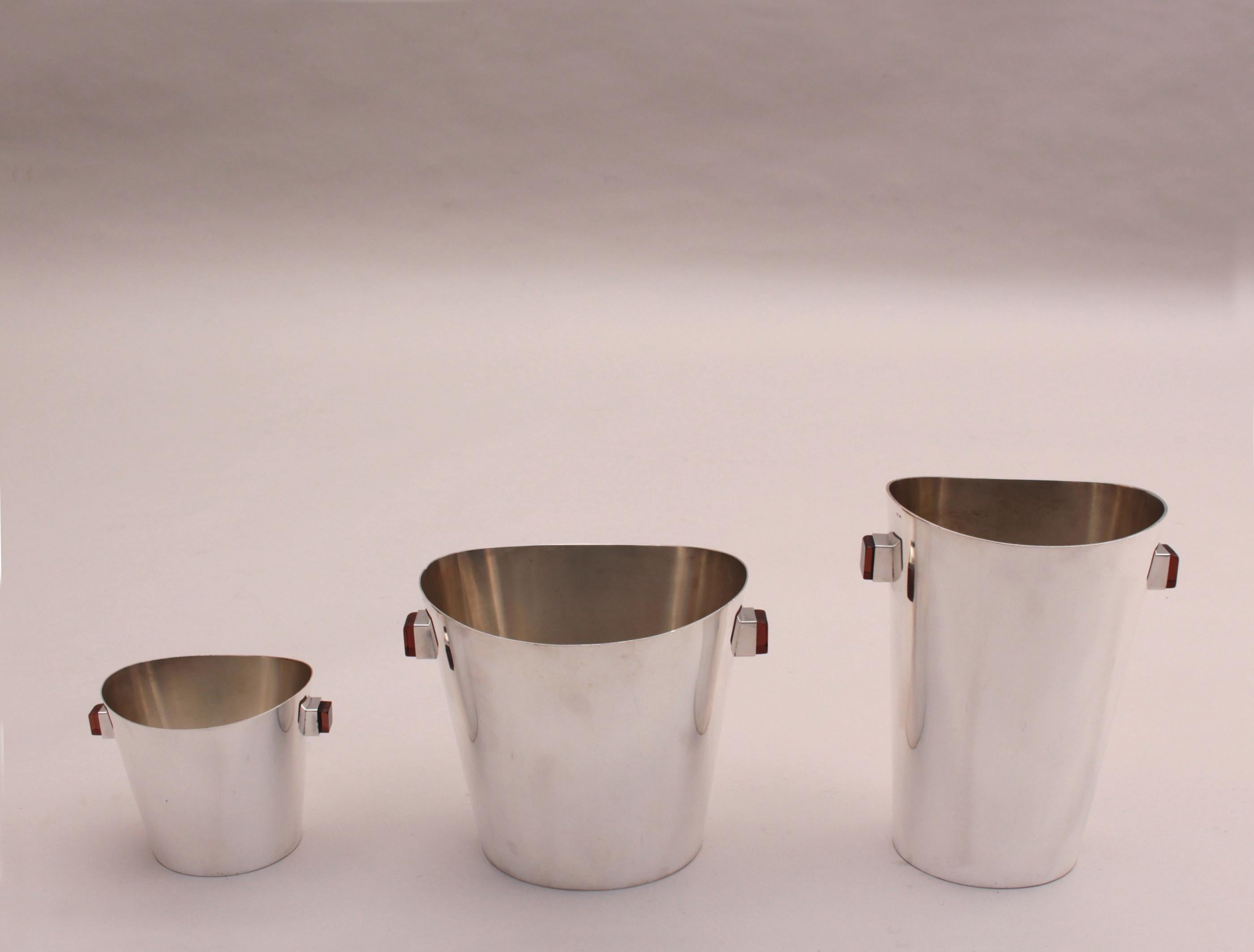 A set of 3 Fine French mid-century silver plated buckets with bakelite/resin handles.
Champagne and wine coolers, and ice bucket.
Hallmarked

Dimensions:
Small
H: 12,5 cm  - 5 »
L: 16,5cm – 6 ½ »
D: 11,5 – 4 ½ »

Medium
H: 20cm – 7 7/8 »
L: 24cm – 9