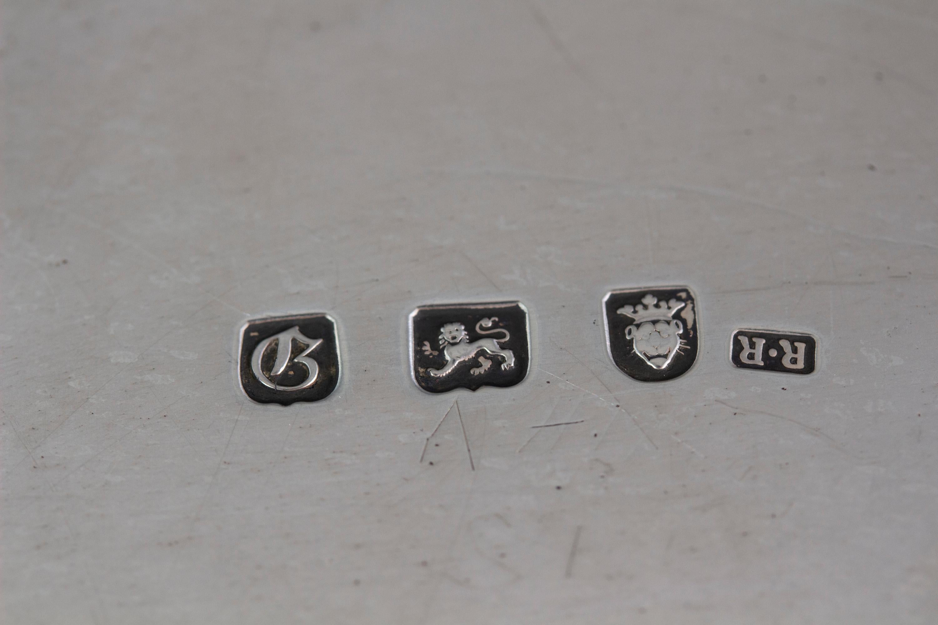 Juego de 3 fuentes o bandejas de plata de Jorge III, Londres 1762 por Richard Rugg en venta 11