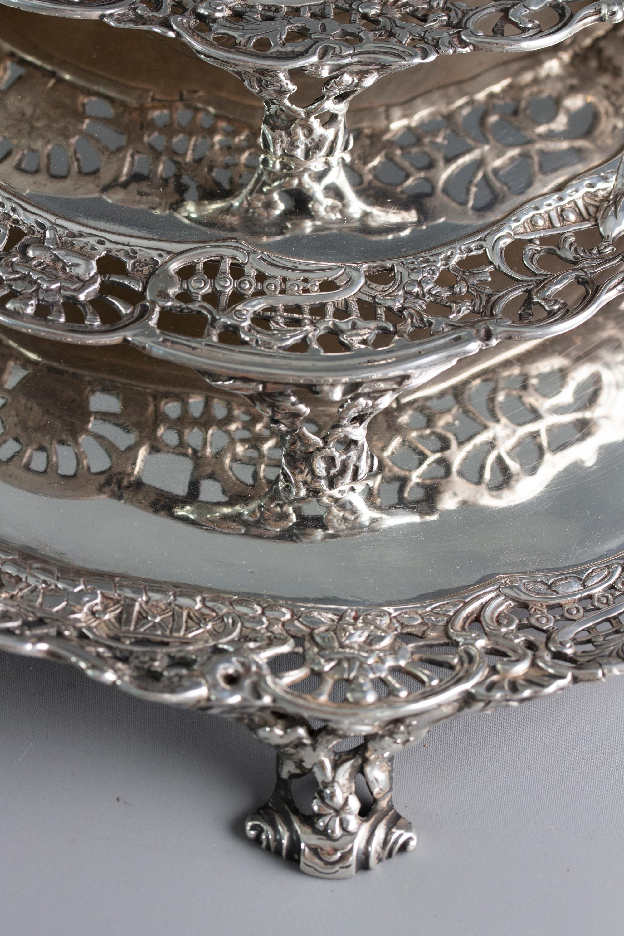 Juego de 3 fuentes o bandejas de plata de Jorge III, Londres 1762 por Richard Rugg en venta 14