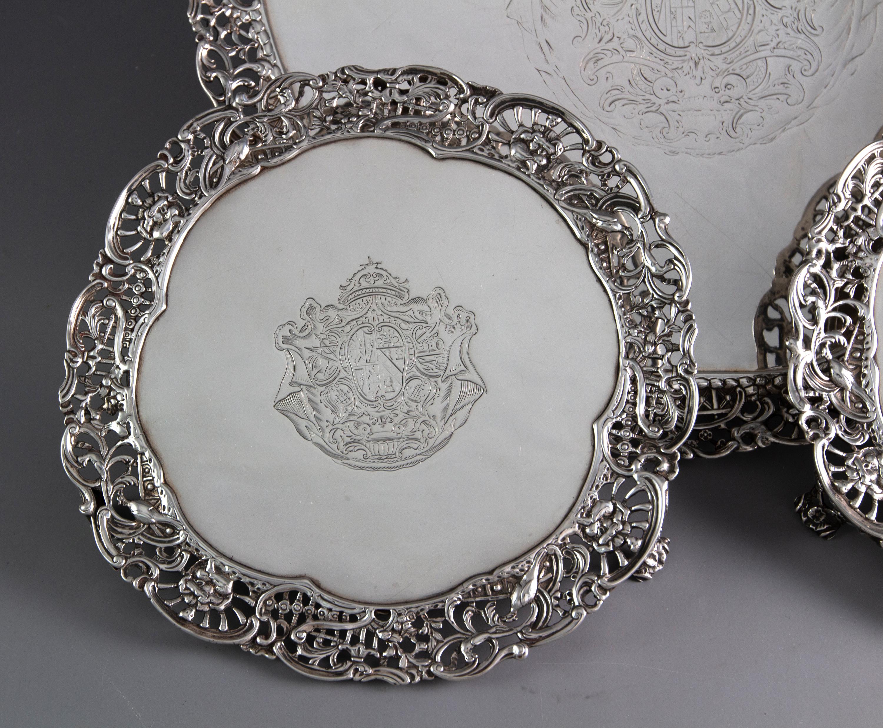 Set of 3 George III Silver Salvers or Trays, London 1762 by Richard Rugg In Good Condition For Sale In Cornwall, GB