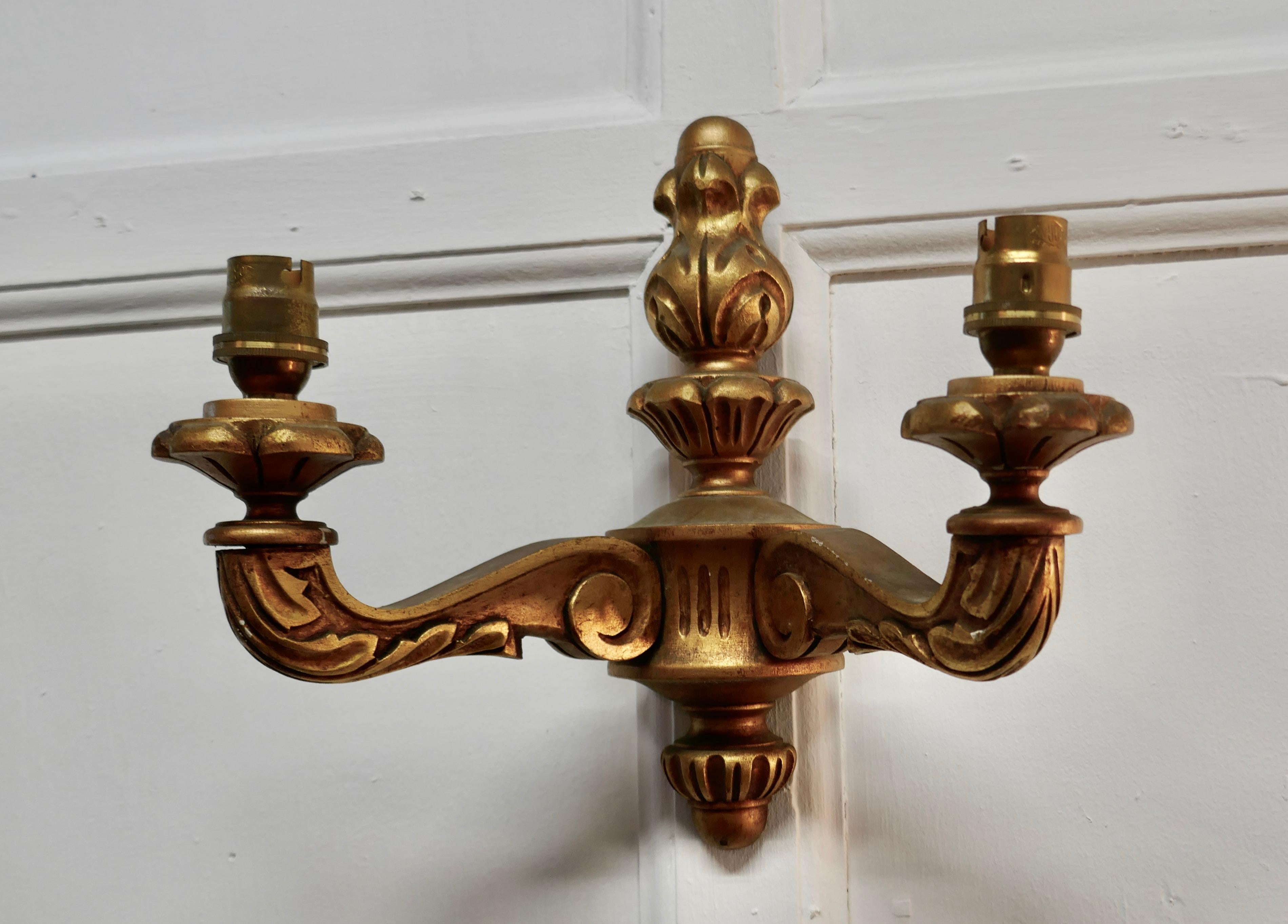 Set of 3 Giltwood Carved Twin Wall Lights In Good Condition For Sale In Chillerton, Isle of Wight
