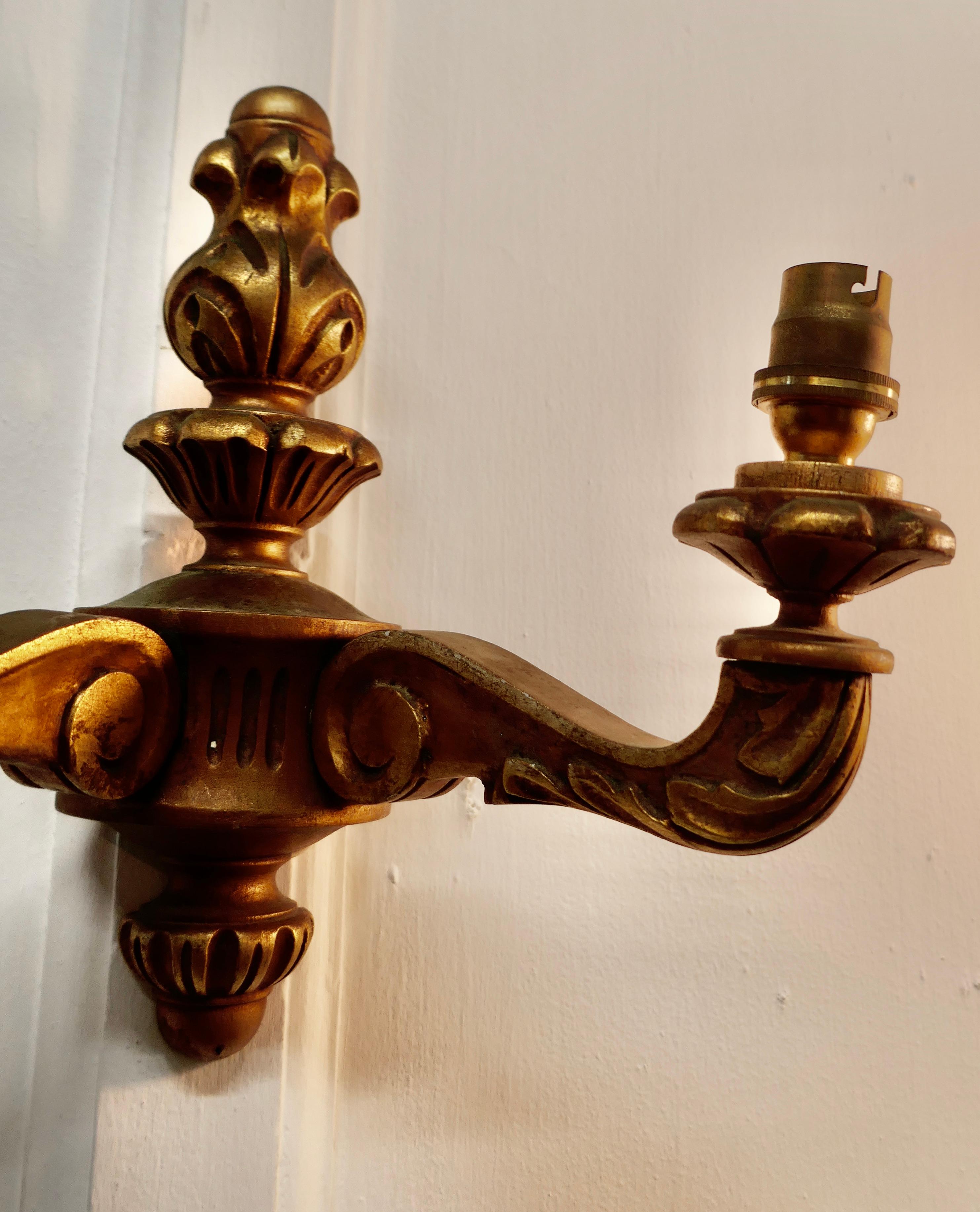 Juego de 3 apliques gemelos tallados en madera de giltwood Madera dorada en venta