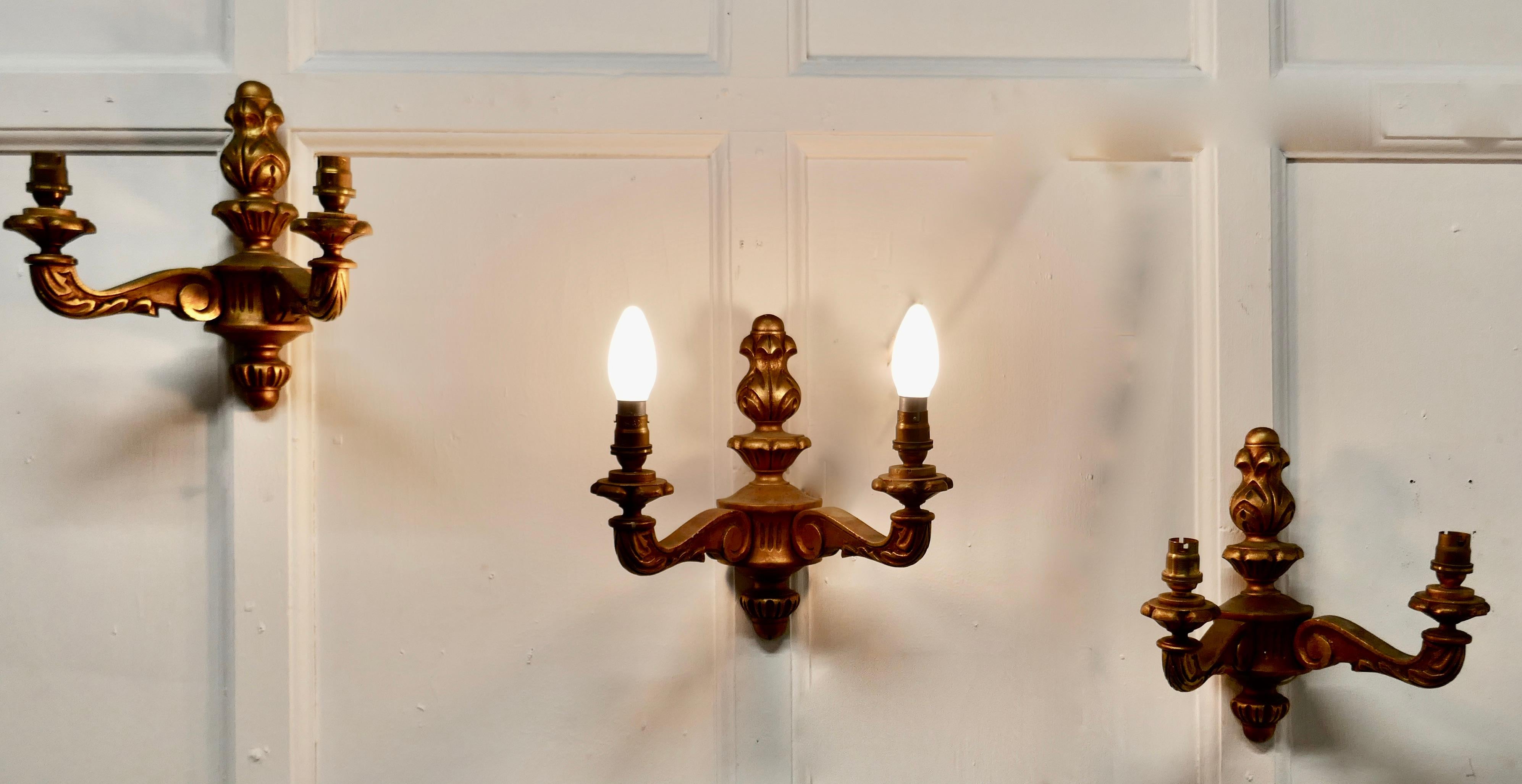Juego de 3 apliques gemelos tallados en madera de giltwood en venta 1