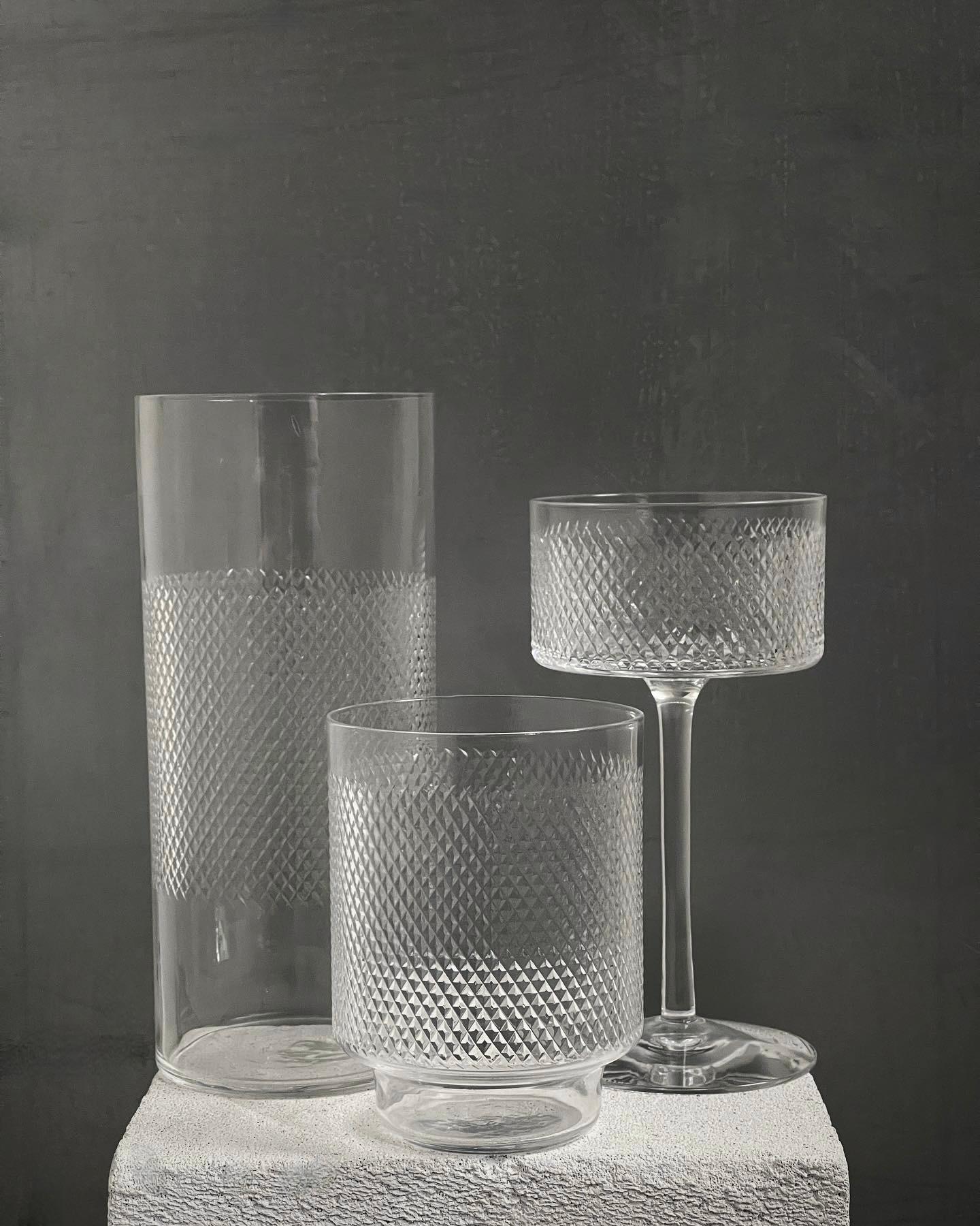 Il set di tre opere in vetro di Mona Morales-Schildt per Kosta, Svezia, 1960 circa, incarna l'elegante artigianato e il design innovativo caratteristici della vetreria scandinava della metà del XX secolo. 

Ogni pezzo è caratterizzato da