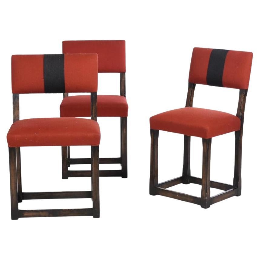 3er set aus hartholz und rotem baize gepolsterte beistellstühle by Anouska Hempel
England, ca. 1980er Jahre
Ein raffiniertes und skulpturales Set von 3 Beistellstühlen, entworfen von der berühmten britischen Designerin und Hotelierin Anouska Hempel.