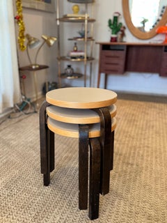 Un ensemble de 3 tabourets italiens en bois courbé par Alvar Aalto pour Armtek, vers 2017.