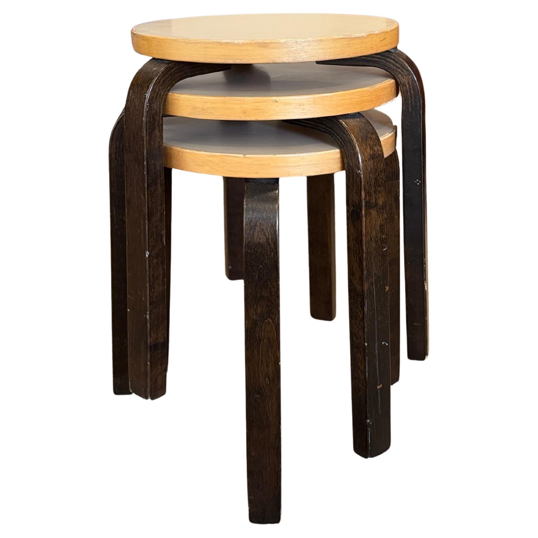 Ein Satz von 3 italienischen Bugholzhockern von Alvar Aalto für Armtek, um 2017 im Angebot