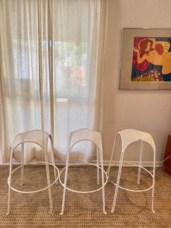 Juego de 3 taburetes italianos de mediados del siglo XX de metal perforado blanco