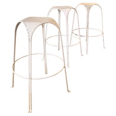 Juego de 3 taburetes italianos de mediados del siglo XX de metal perforado blanco