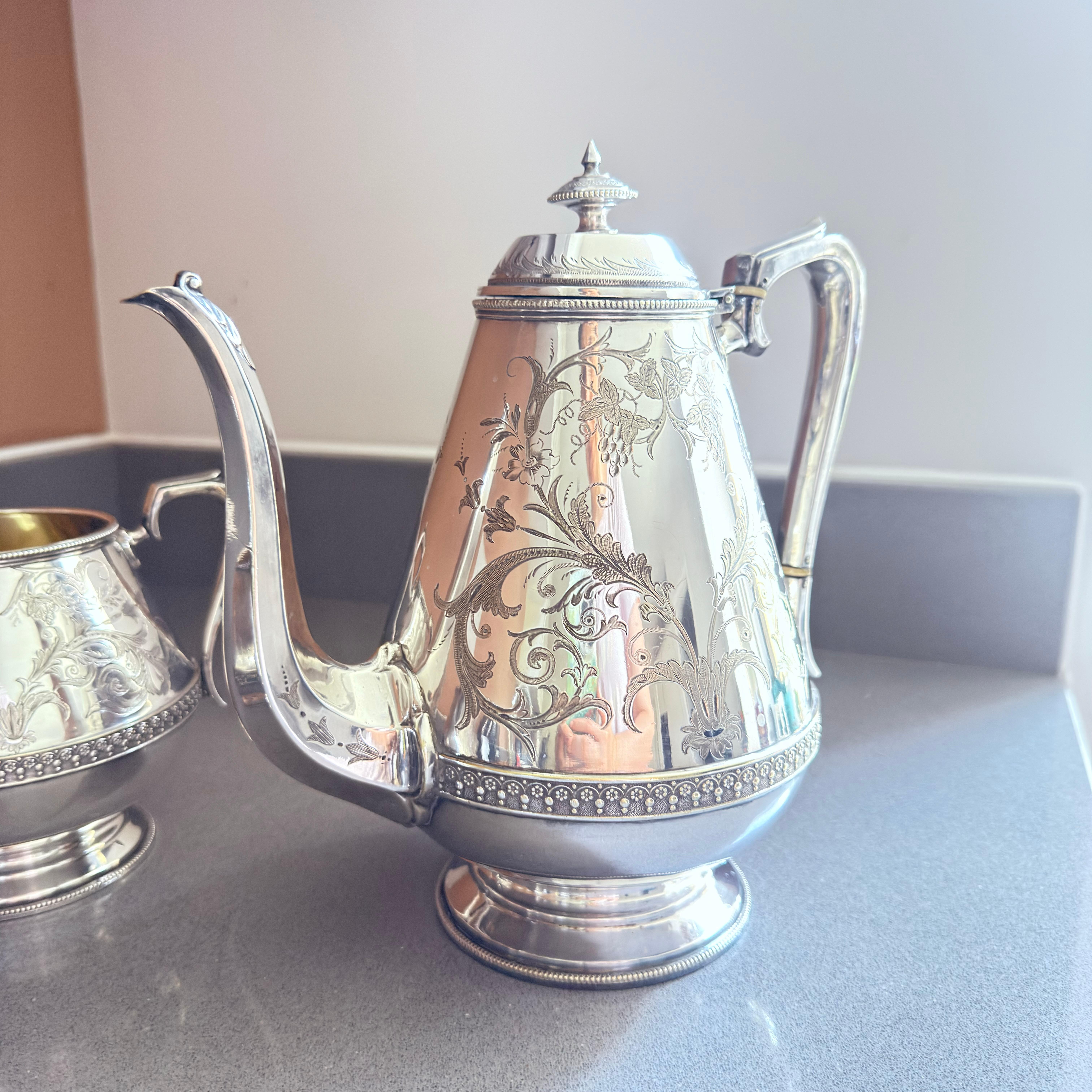 Ensemble de 3 services à thé de luxe en métal argenté, cafetière et sucrier Gilded Interiors en vente 2