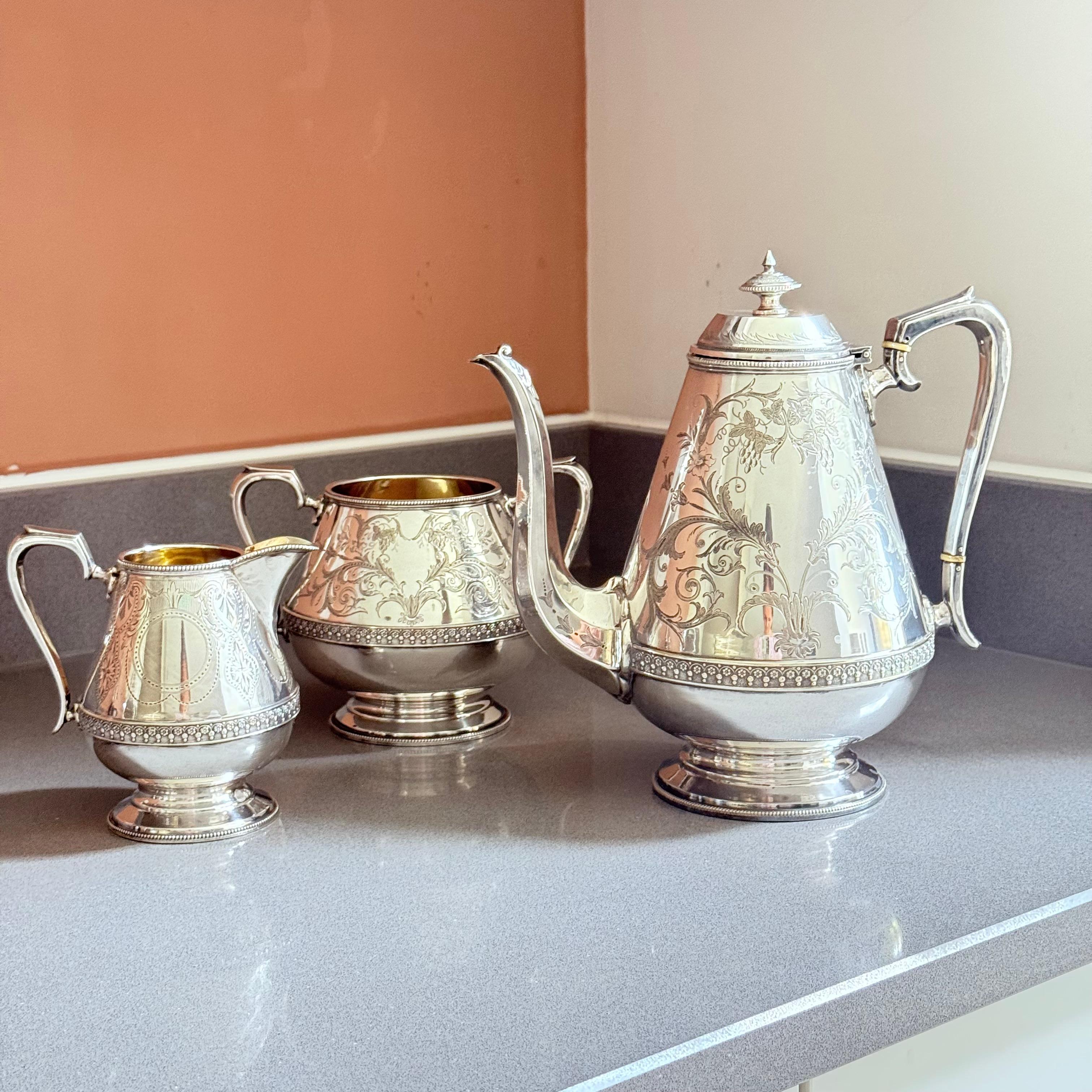 Ensemble de 3 services à thé de luxe en métal argenté, cafetière et sucrier Gilded Interiors en vente 5