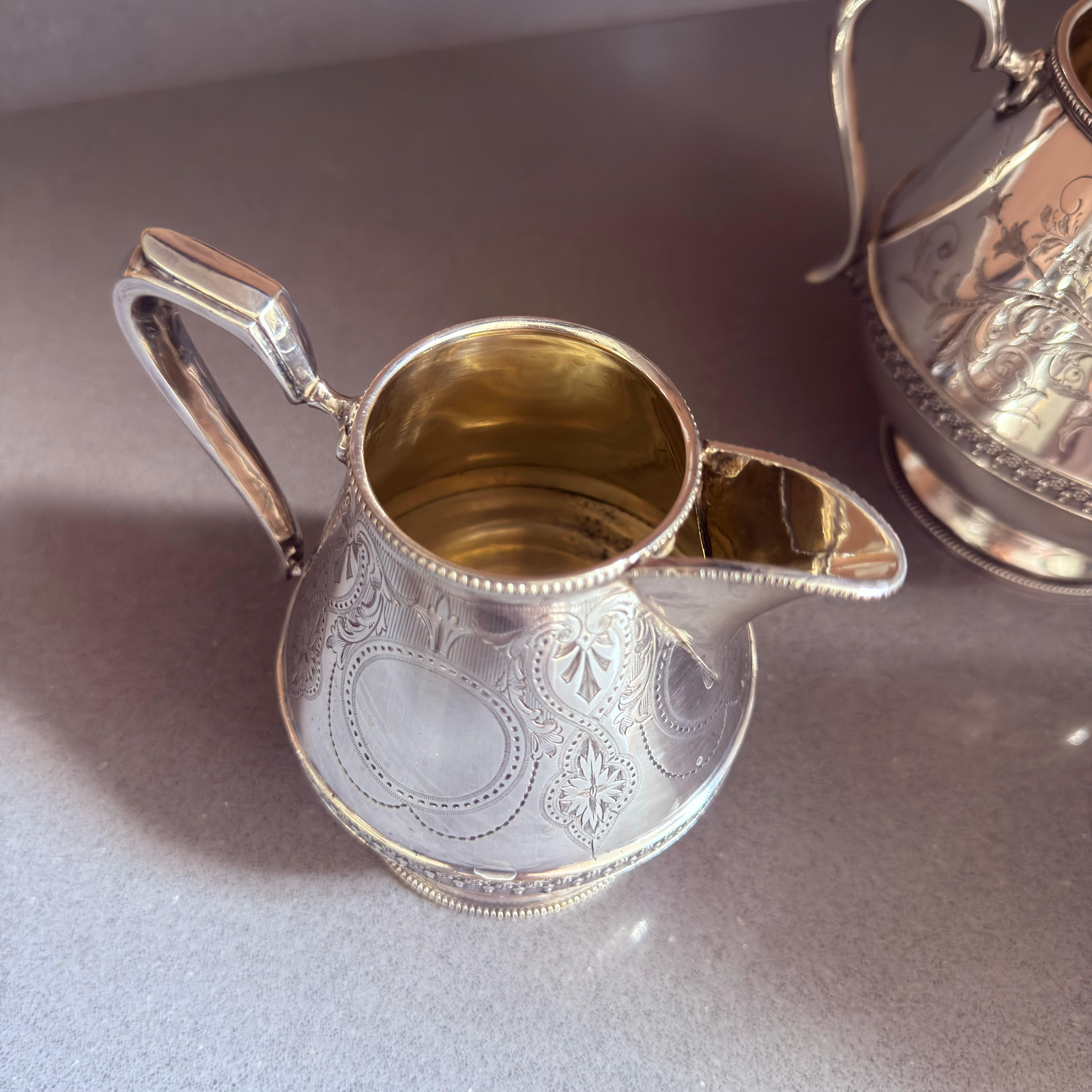 Anglais Ensemble de 3 services à thé de luxe en métal argenté, cafetière et sucrier Gilded Interiors en vente