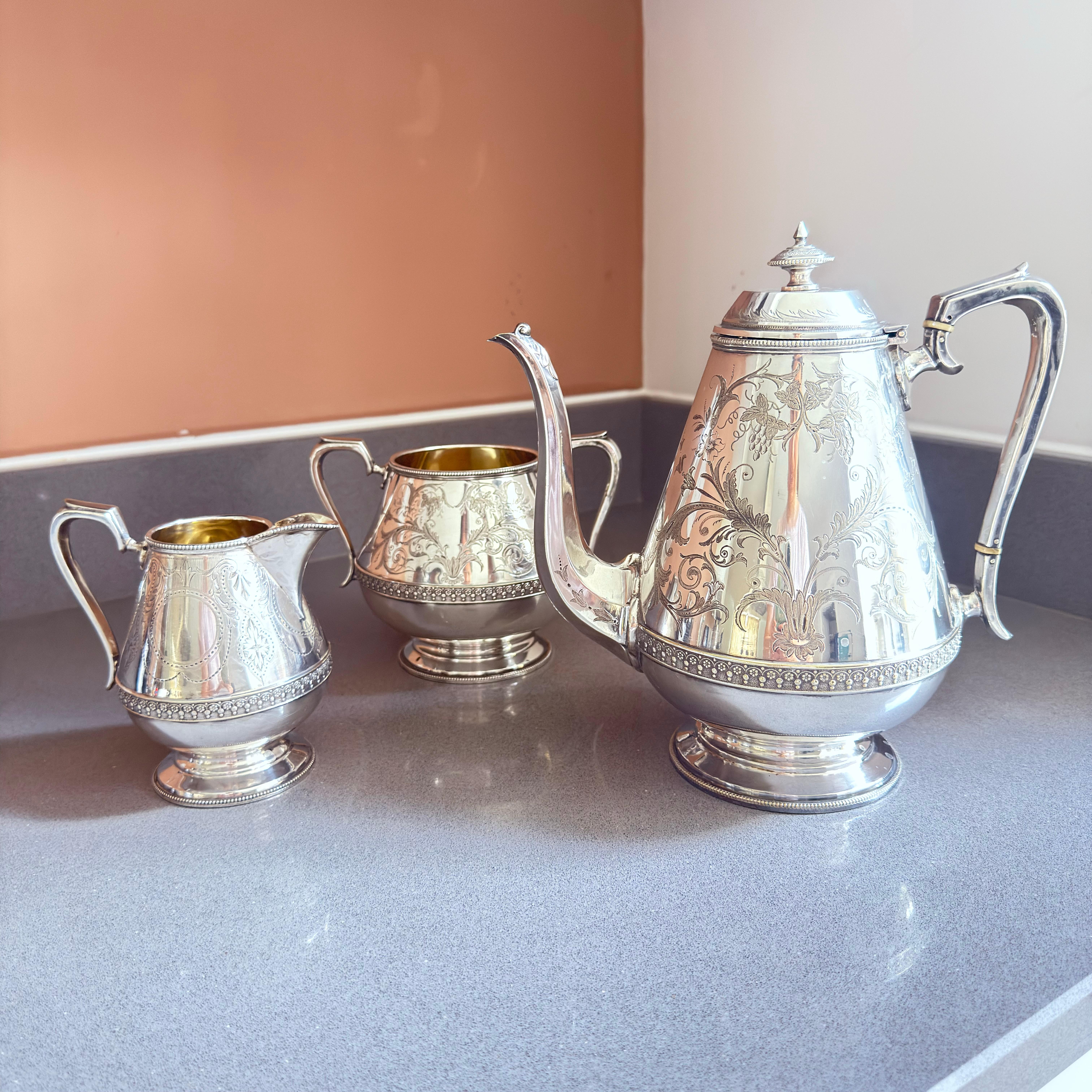Sculpté Ensemble de 3 services à thé de luxe en métal argenté, cafetière et sucrier Gilded Interiors en vente