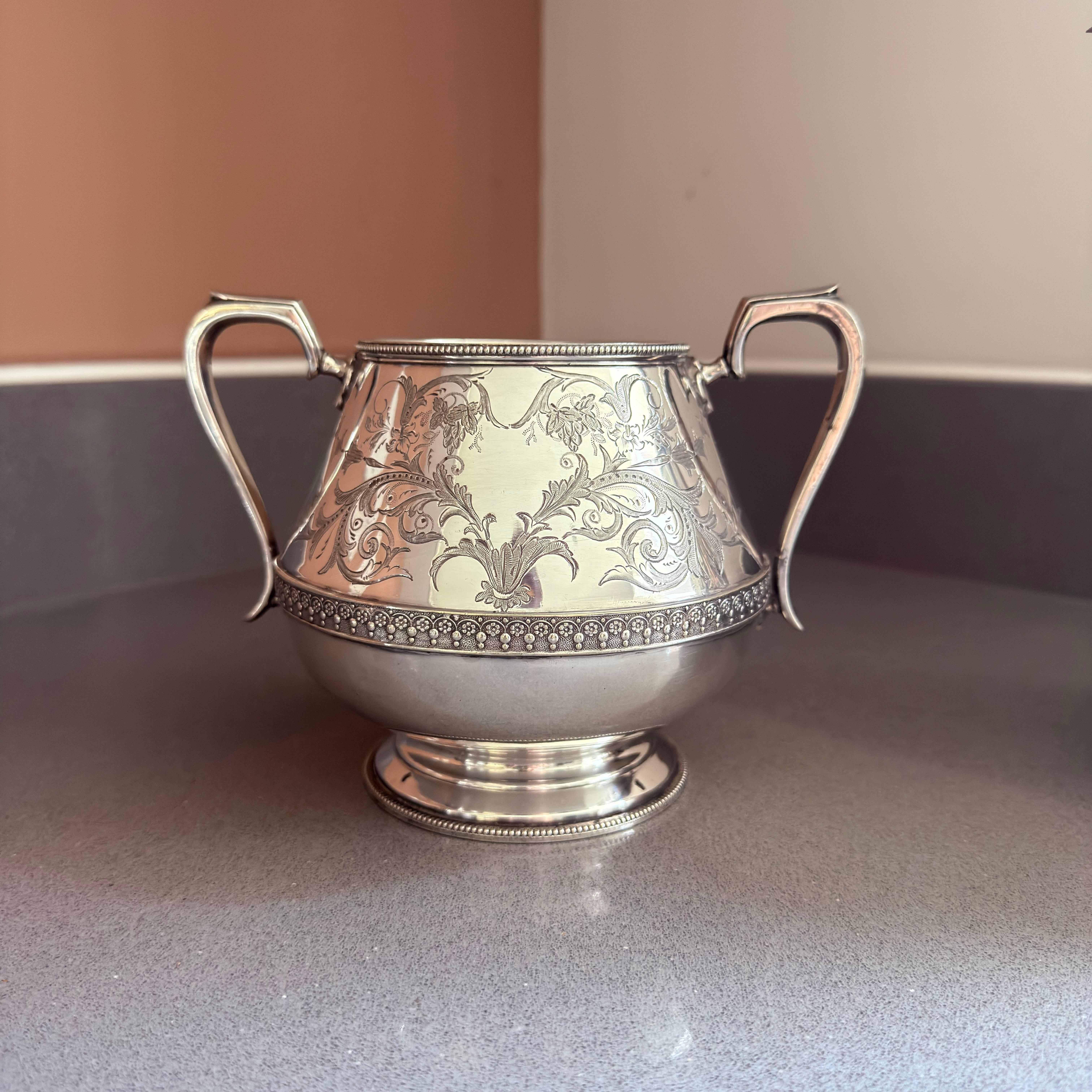 Ensemble de 3 services à thé de luxe en métal argenté, cafetière et sucrier Gilded Interiors Excellent état - En vente à Wembley, GB