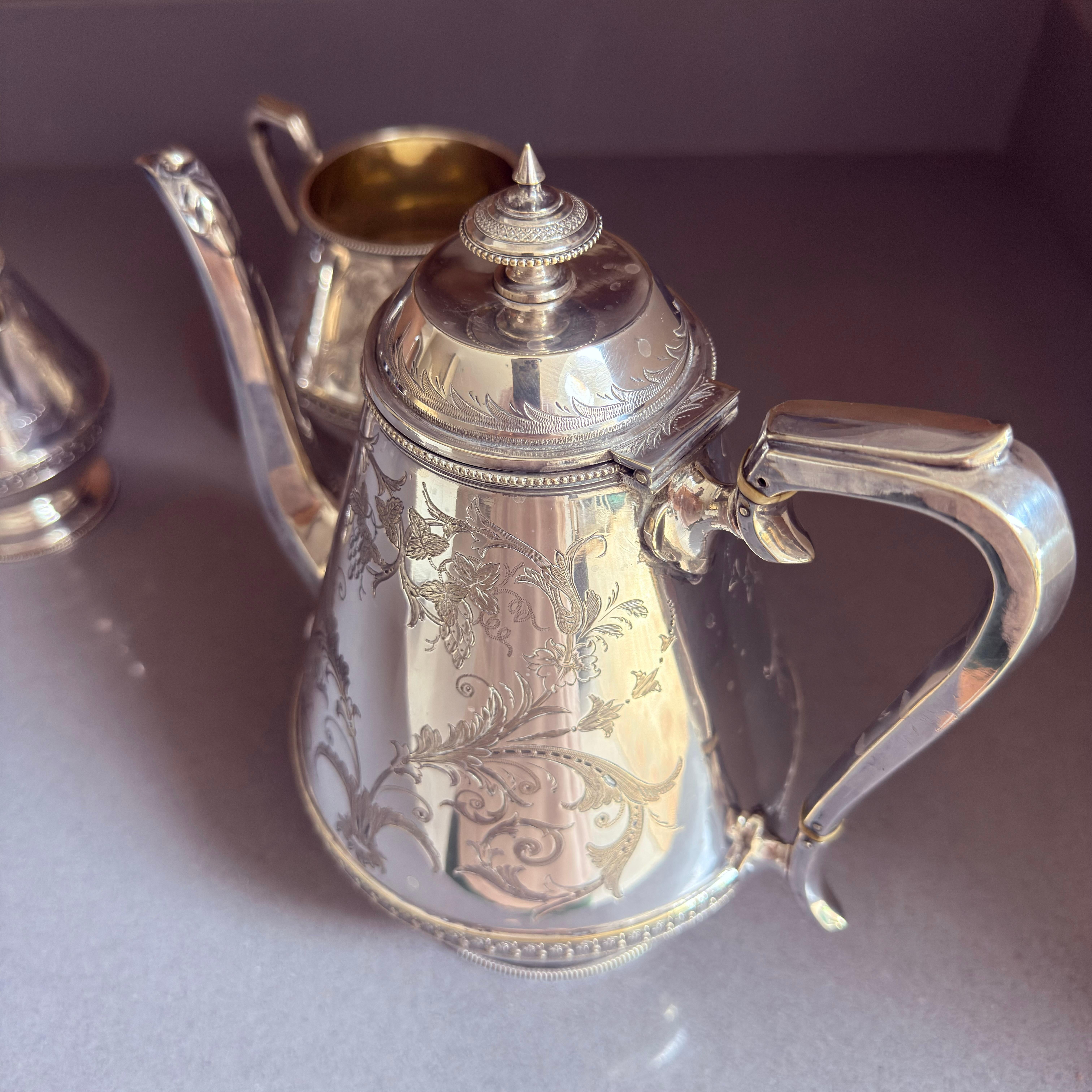 Début du 20ème siècle Ensemble de 3 services à thé de luxe en métal argenté, cafetière et sucrier Gilded Interiors en vente