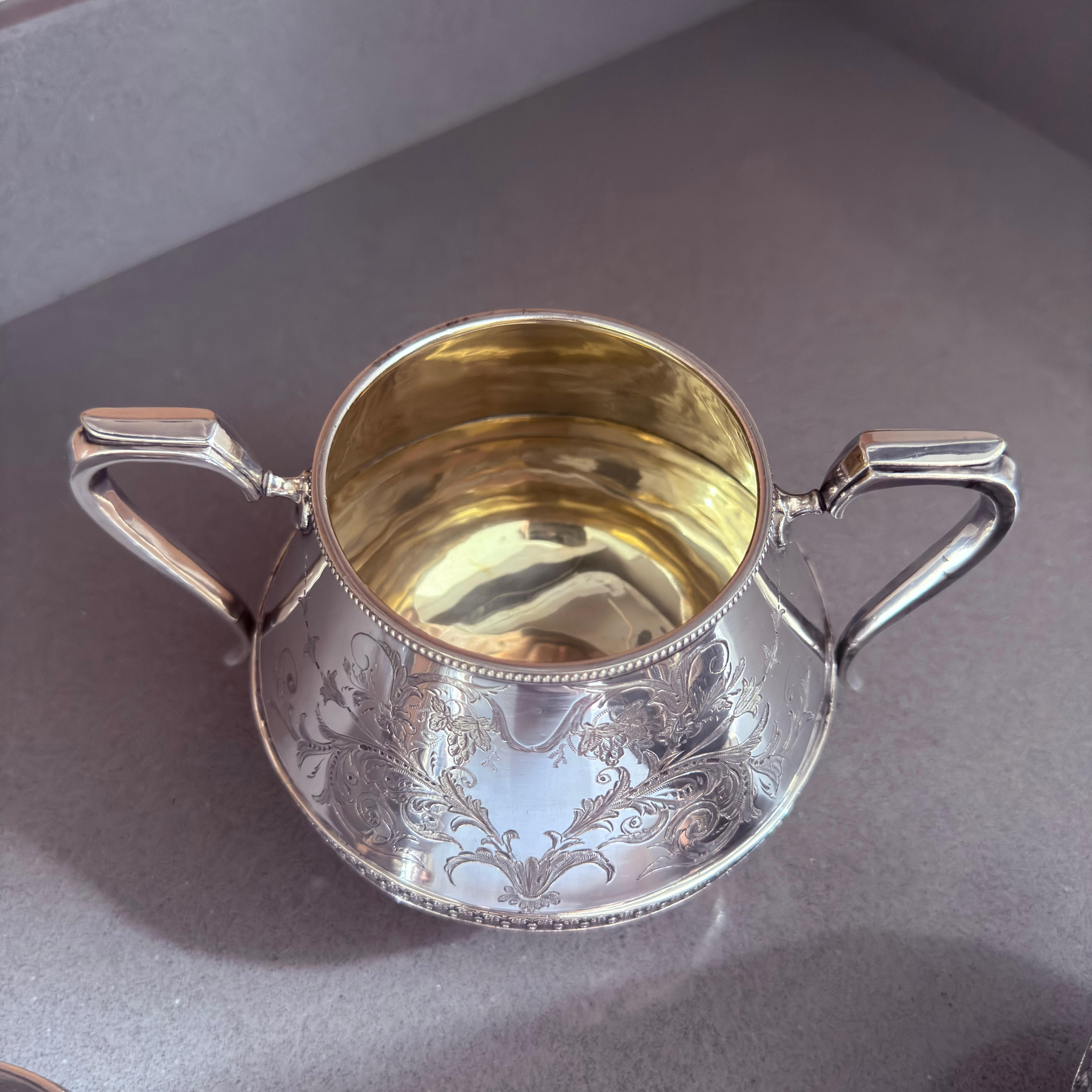 Plaqué or Ensemble de 3 services à thé de luxe en métal argenté, cafetière et sucrier Gilded Interiors en vente
